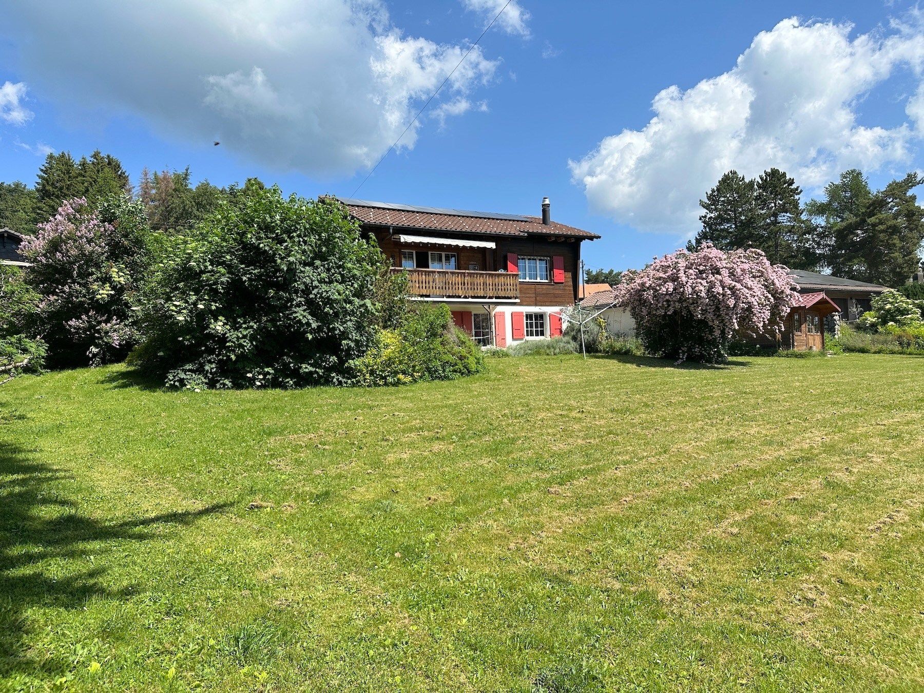 Ländliches Haus mit großem Garten