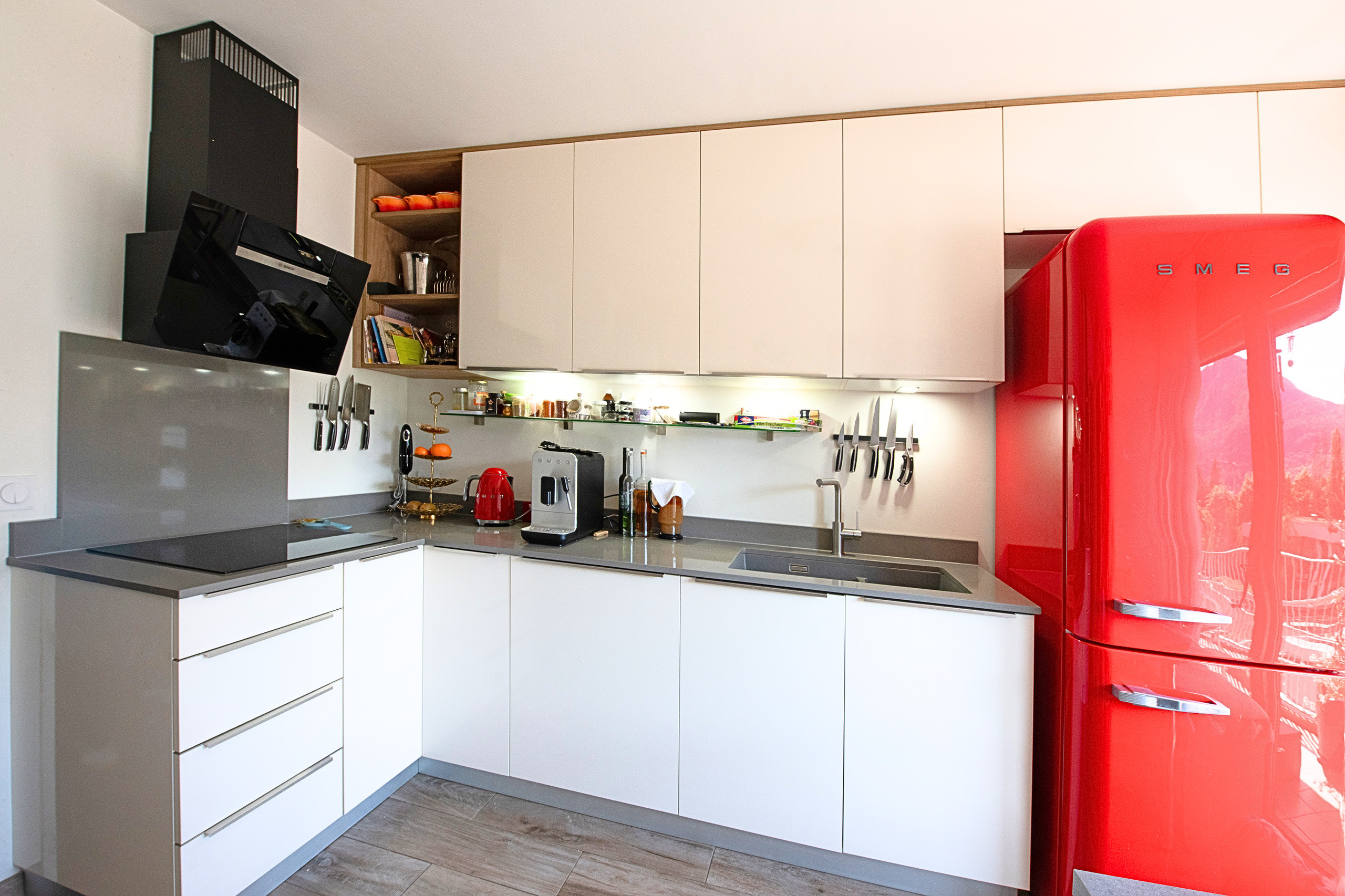 Moderne Einbauküche mit rotem Kühlschrank