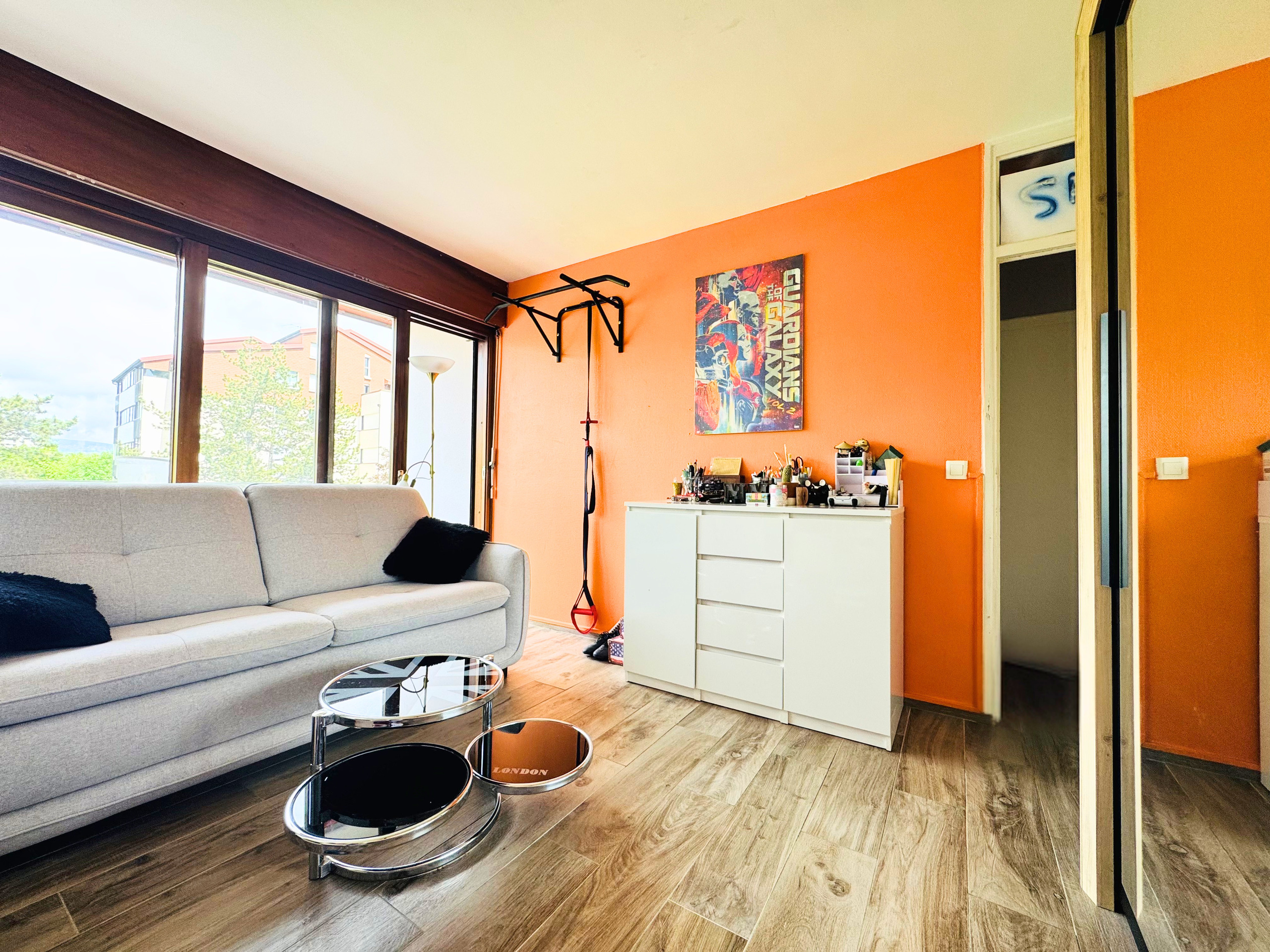 Wohnzimmer mit orangefarbener Akzentwand