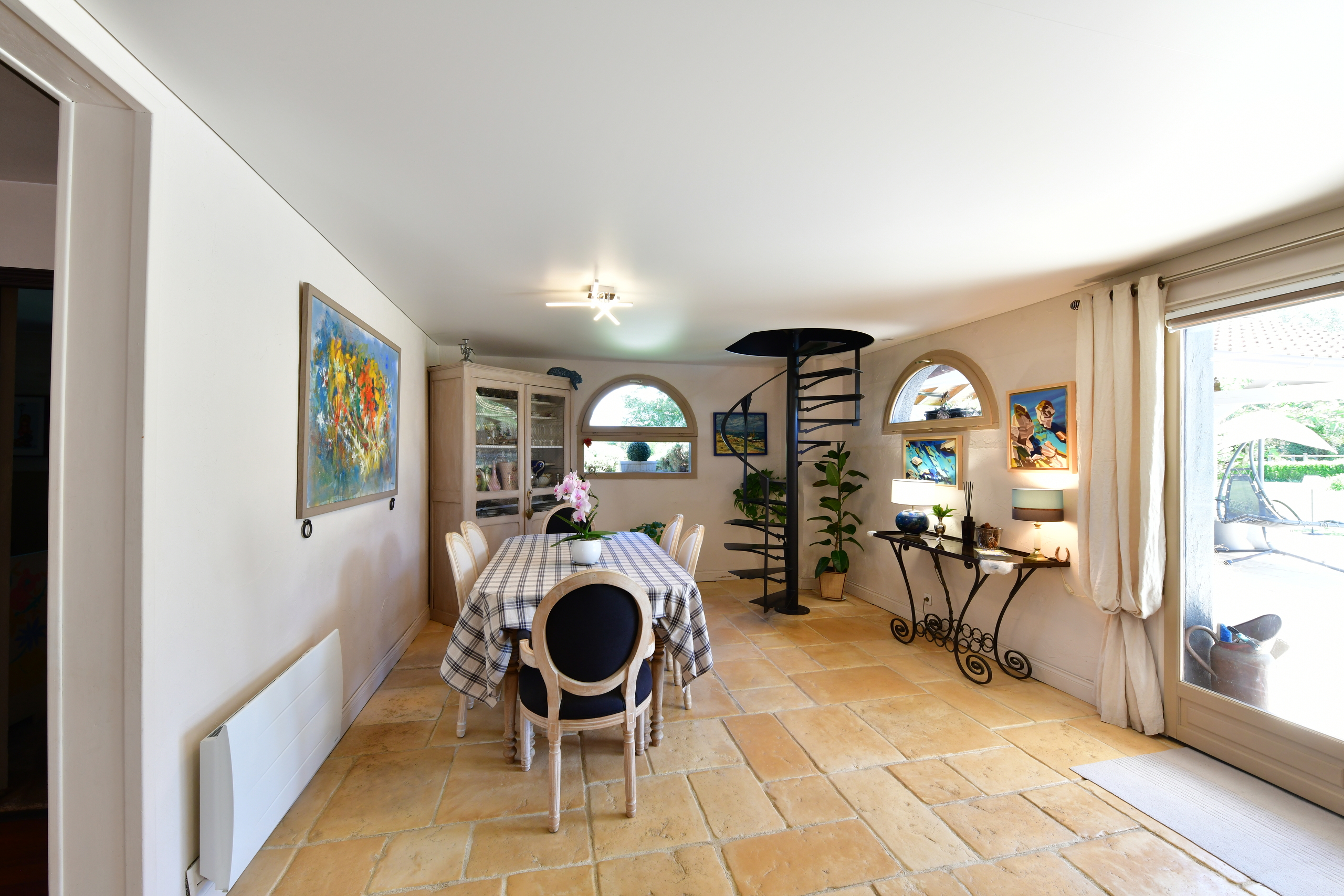 Esszimmer mit Wendeltreppe und Terrassenzugang