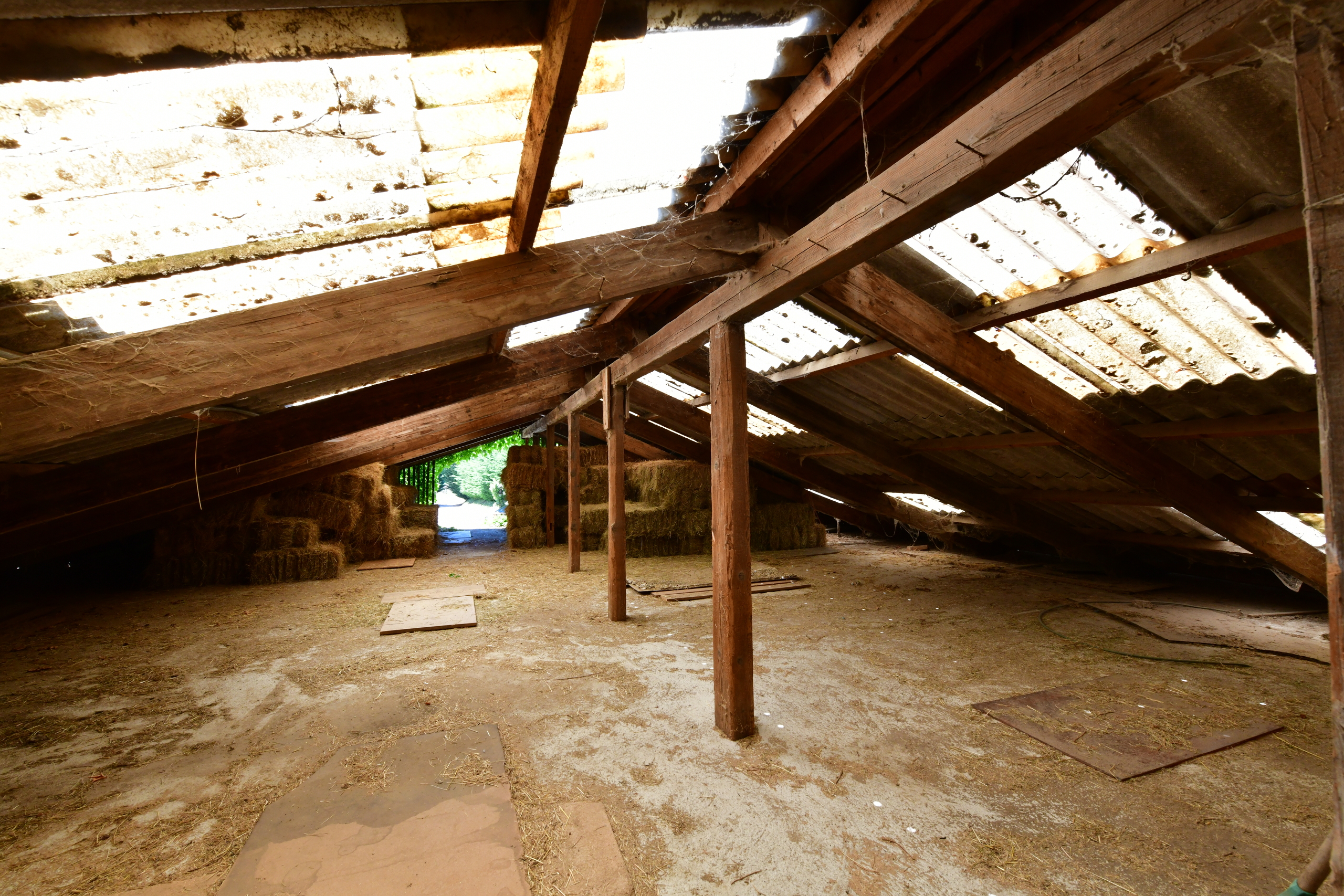 Dachboden mit Heu und Holzbalken