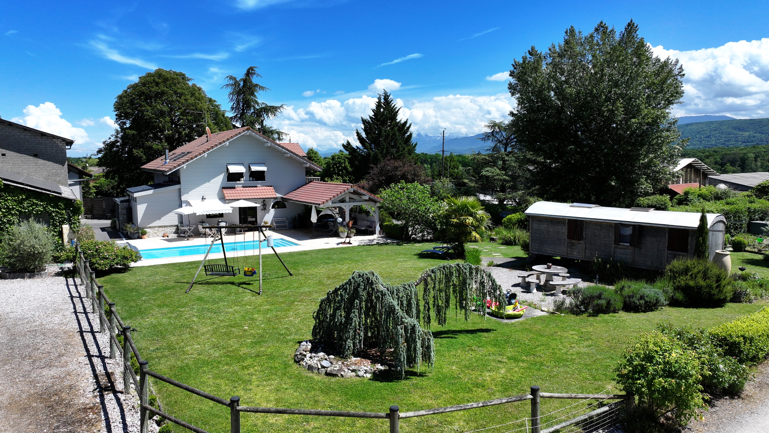 Gepflegter Garten mit Pool und Haus