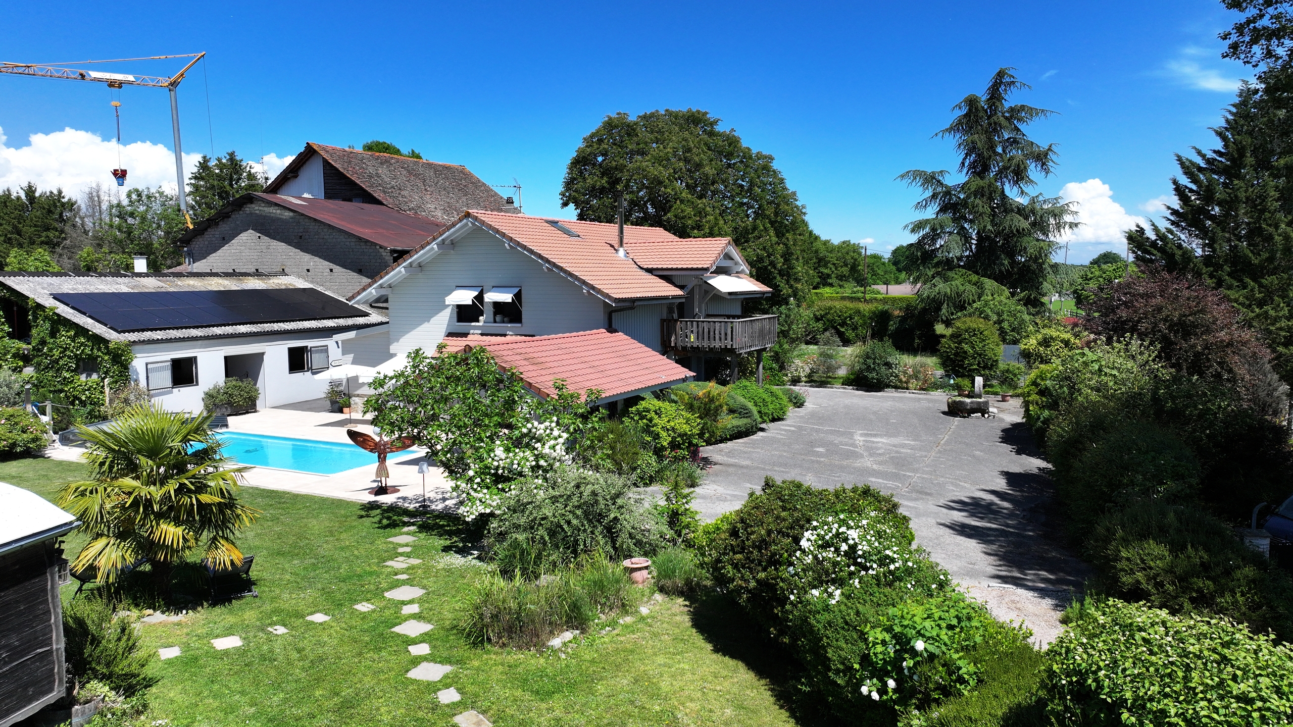 Große Wohnimmobilie mit Garten, Pool und Nebengebäuden