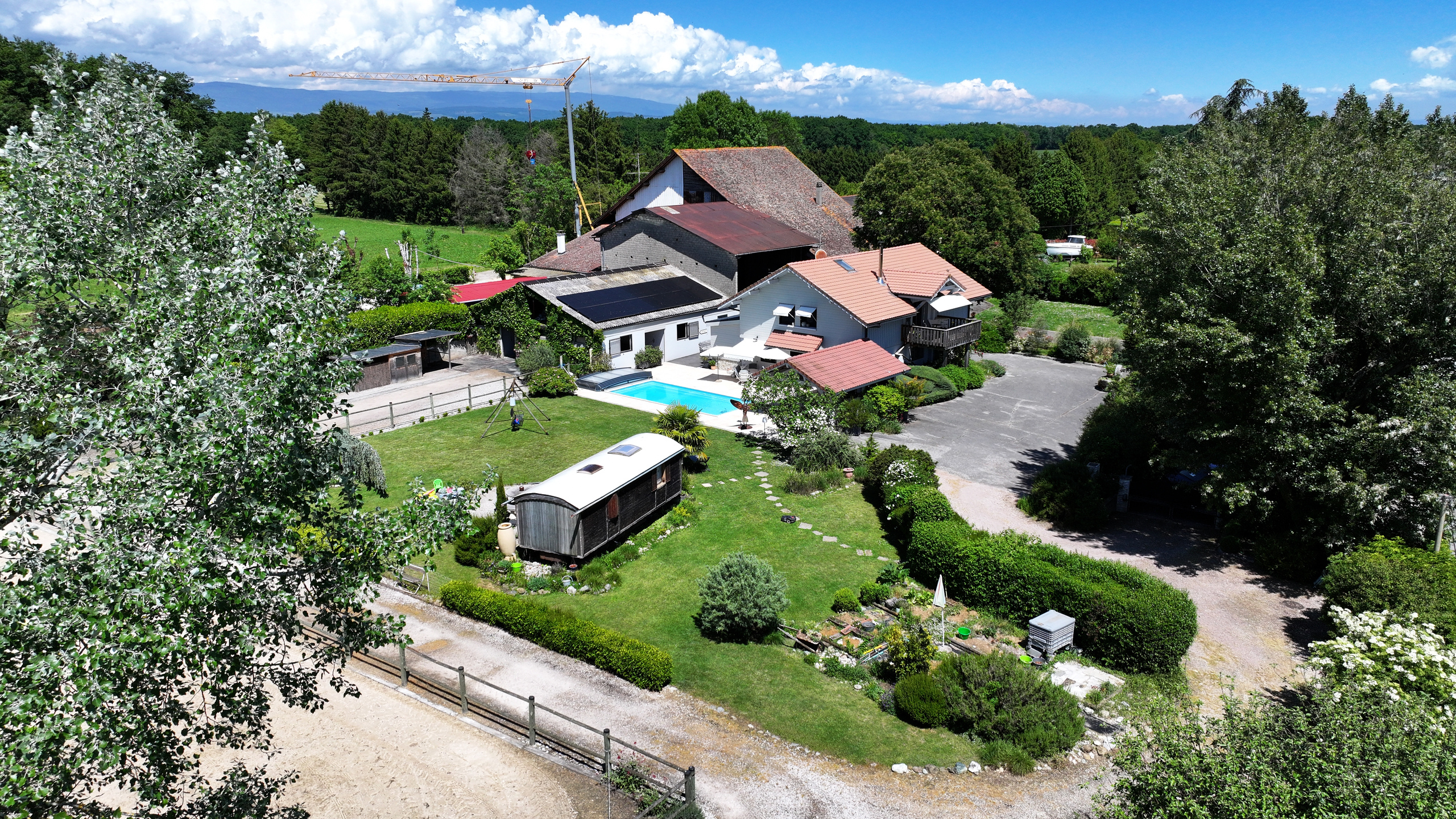 Luftaufnahme eines ländlichen Anwesens mit Pool und Garten