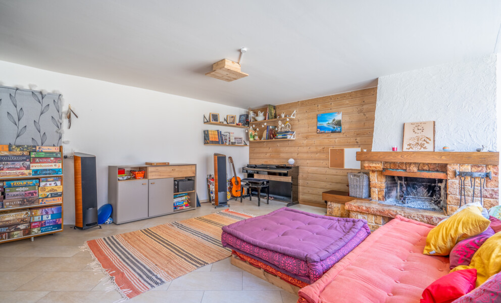 Gemütliches Wohnzimmer mit Kamin und Holzvertäfelung