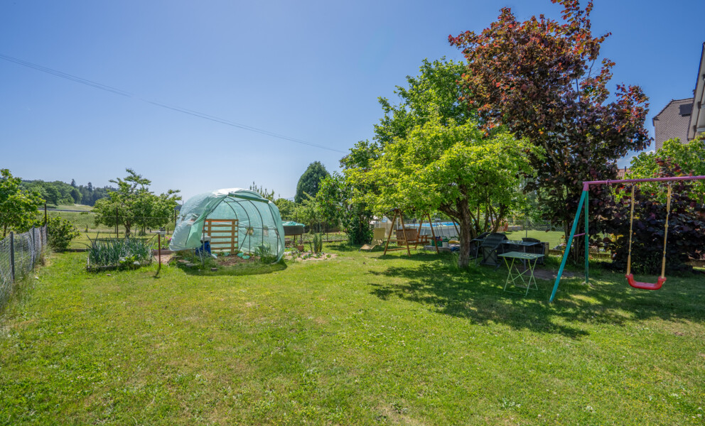 Großer Garten mit Spielbereich und Gewächshaus