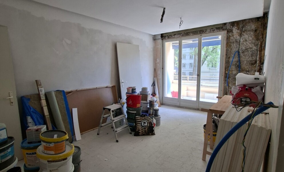 Renovierungsraum mit Balkonzugang