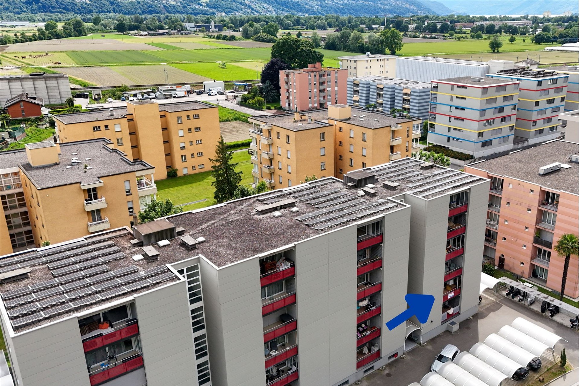 Luftaufnahme von Wohngebäuden mit ländlicher Umgebung