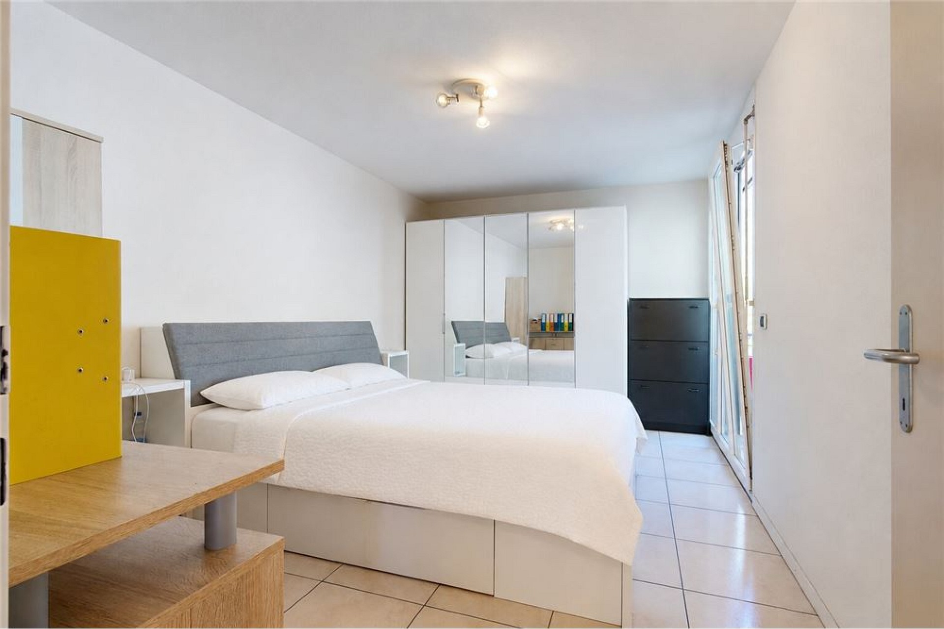 Helles Schlafzimmer mit schlichter Einrichtung