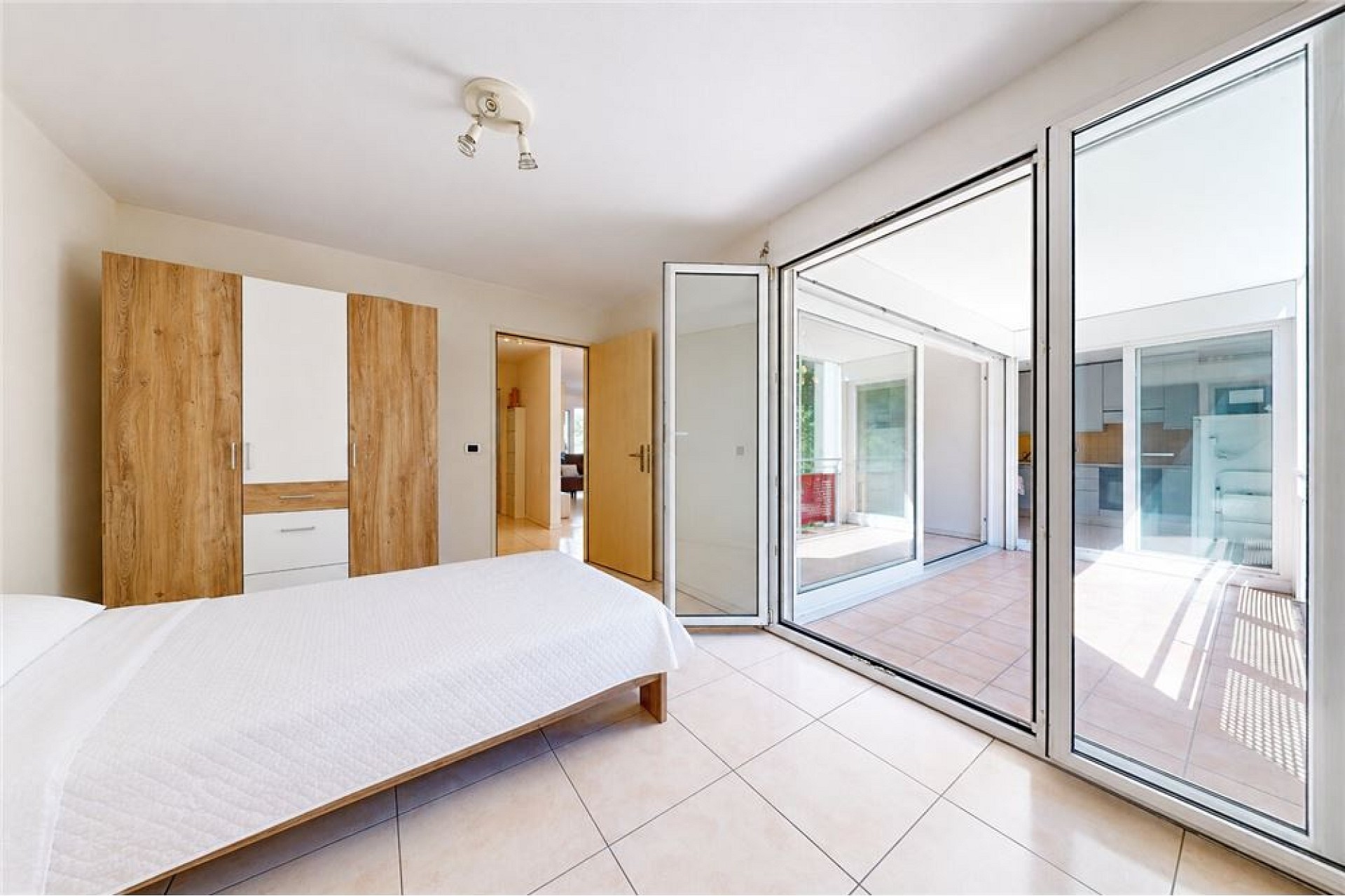 Helles Schlafzimmer mit Zugang zum Patio