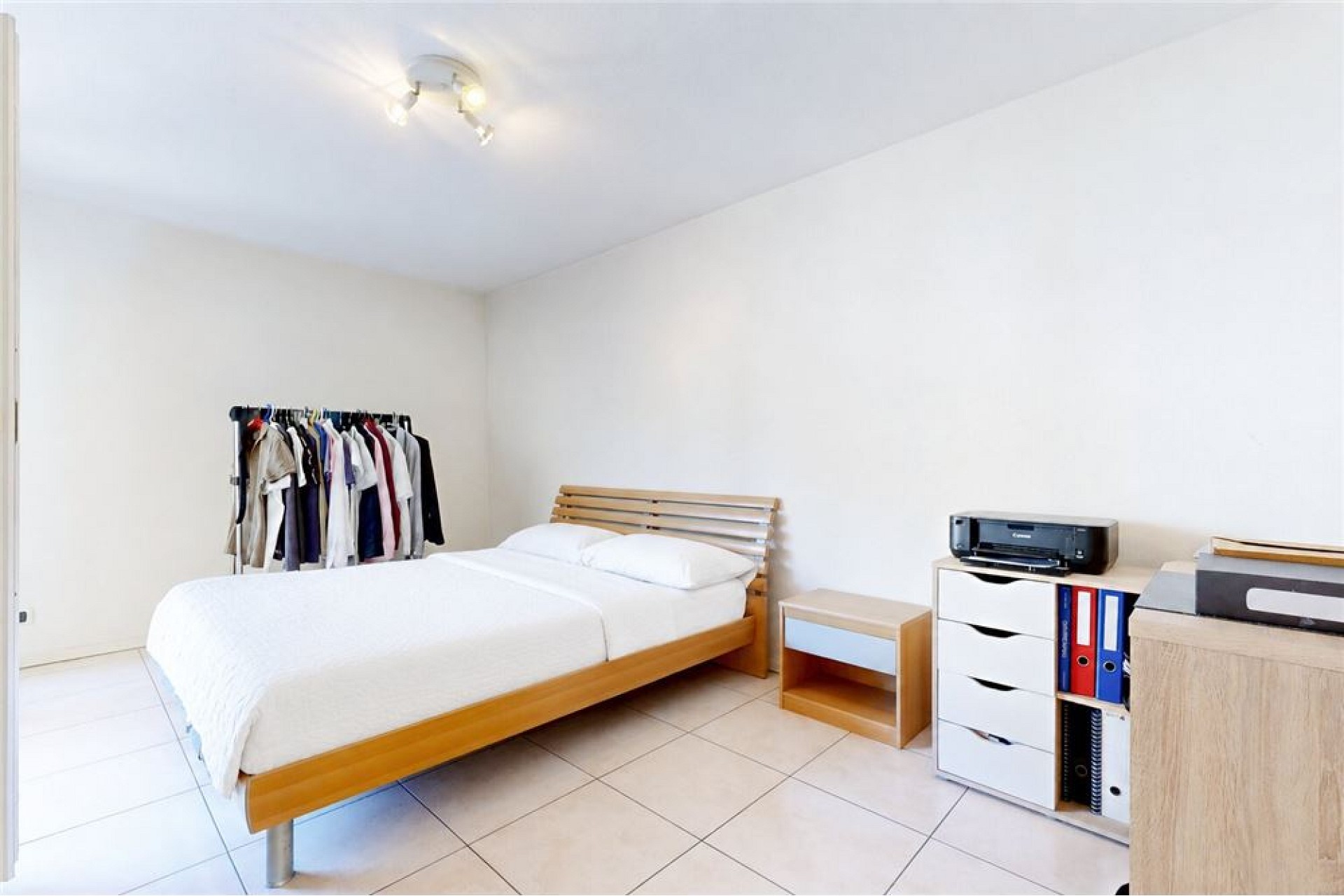 Helles Schlafzimmer mit schlichter Einrichtung