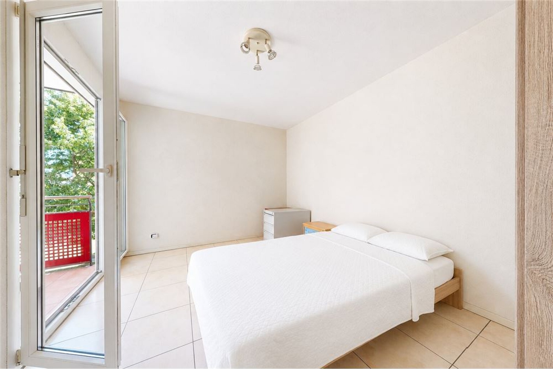 Helles Schlafzimmer mit Balkonzugang