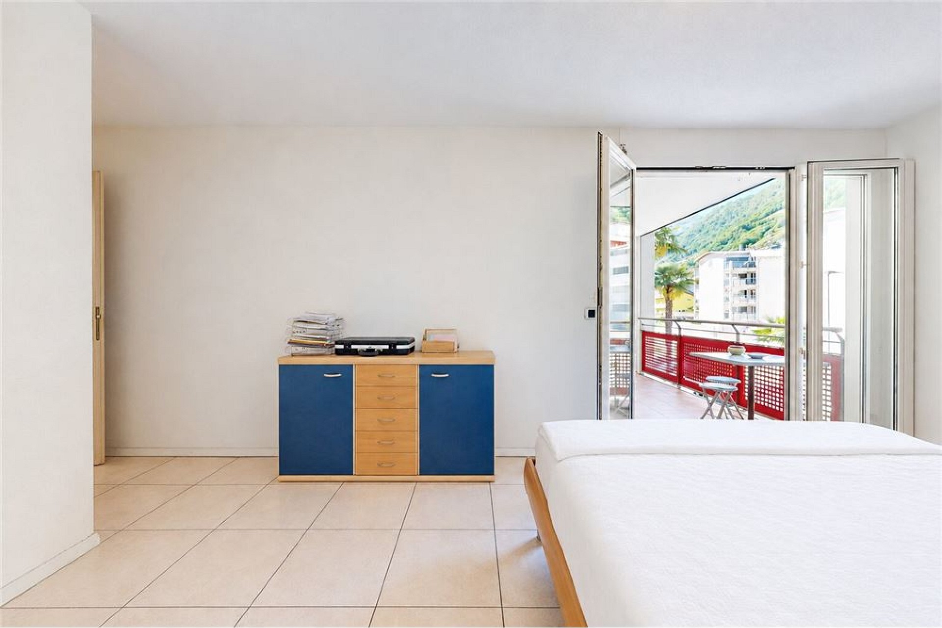 Helles Schlafzimmer mit Balkonzugang