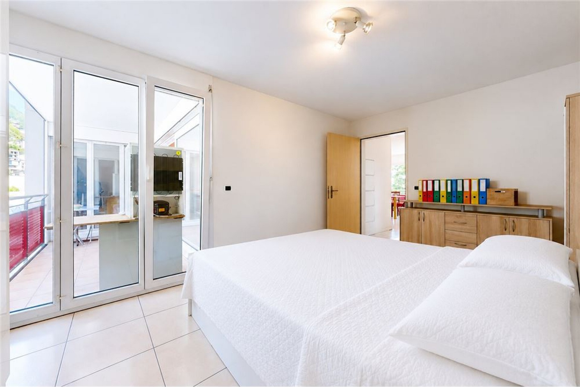 Helles Schlafzimmer mit Balkonzugang