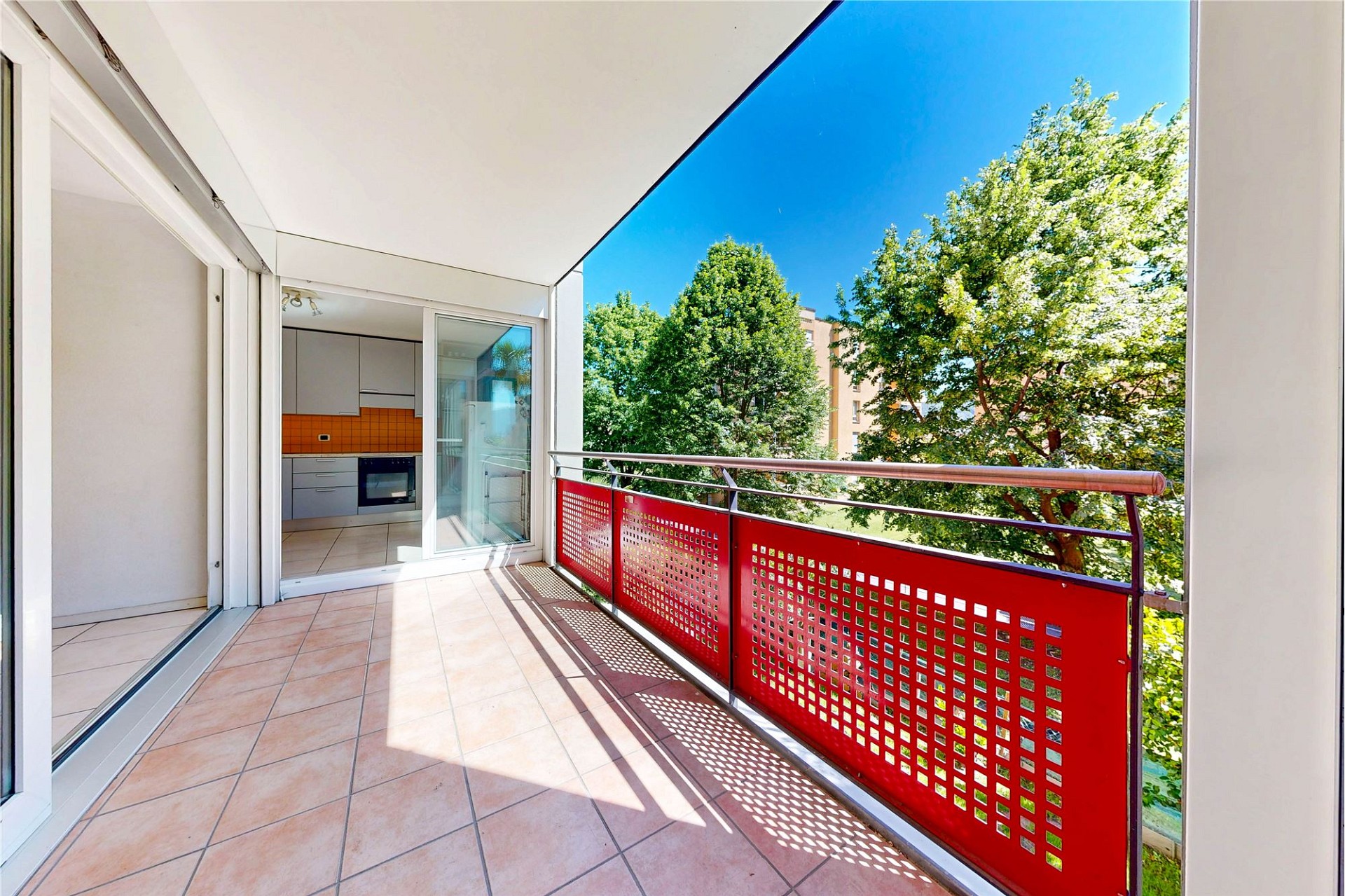 Sonniger Balkon mit Blick ins Grüne