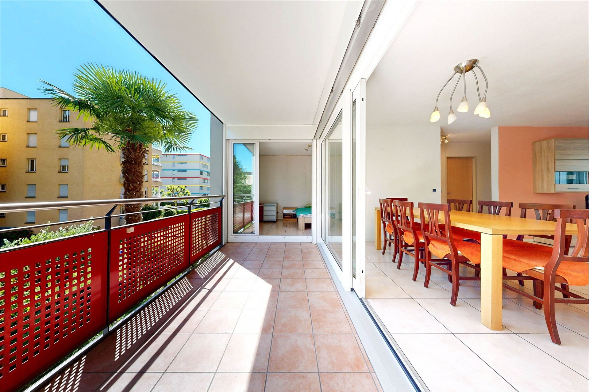Balkon mit Blick ins Wohn- und Esszimmer