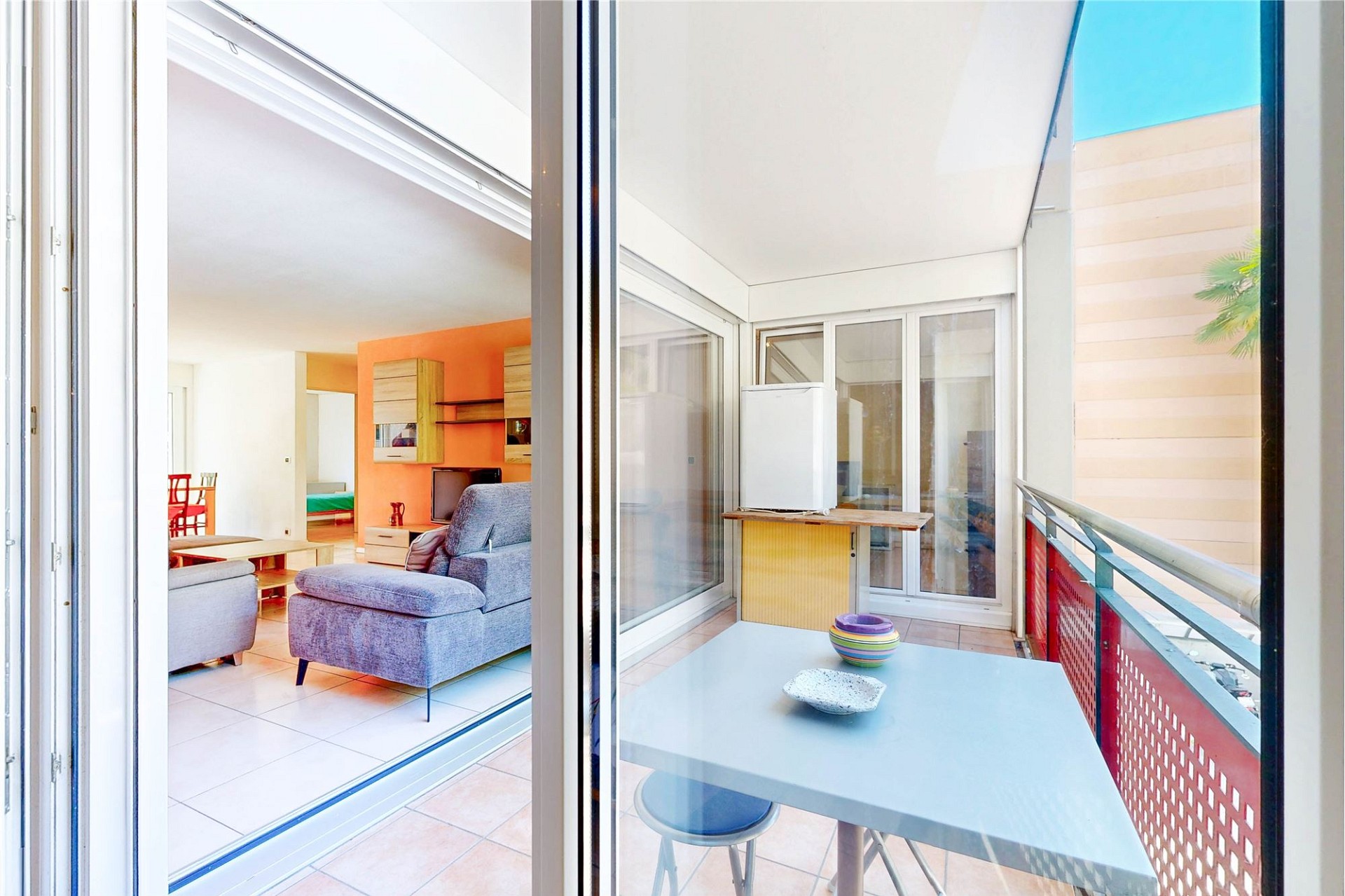 Heller Balkon mit Blick in den Wohnbereich