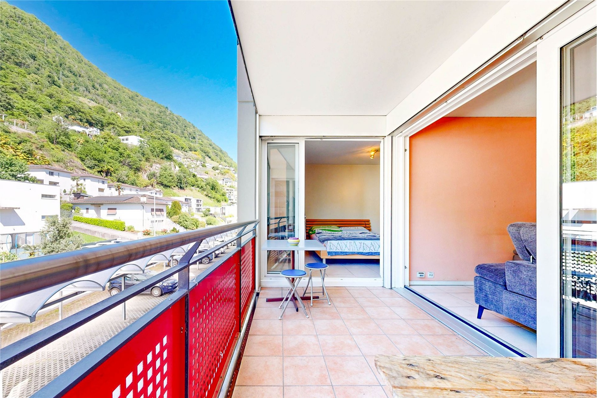 Balkon mit Bergblick und Blick in ein Schlafzimmer