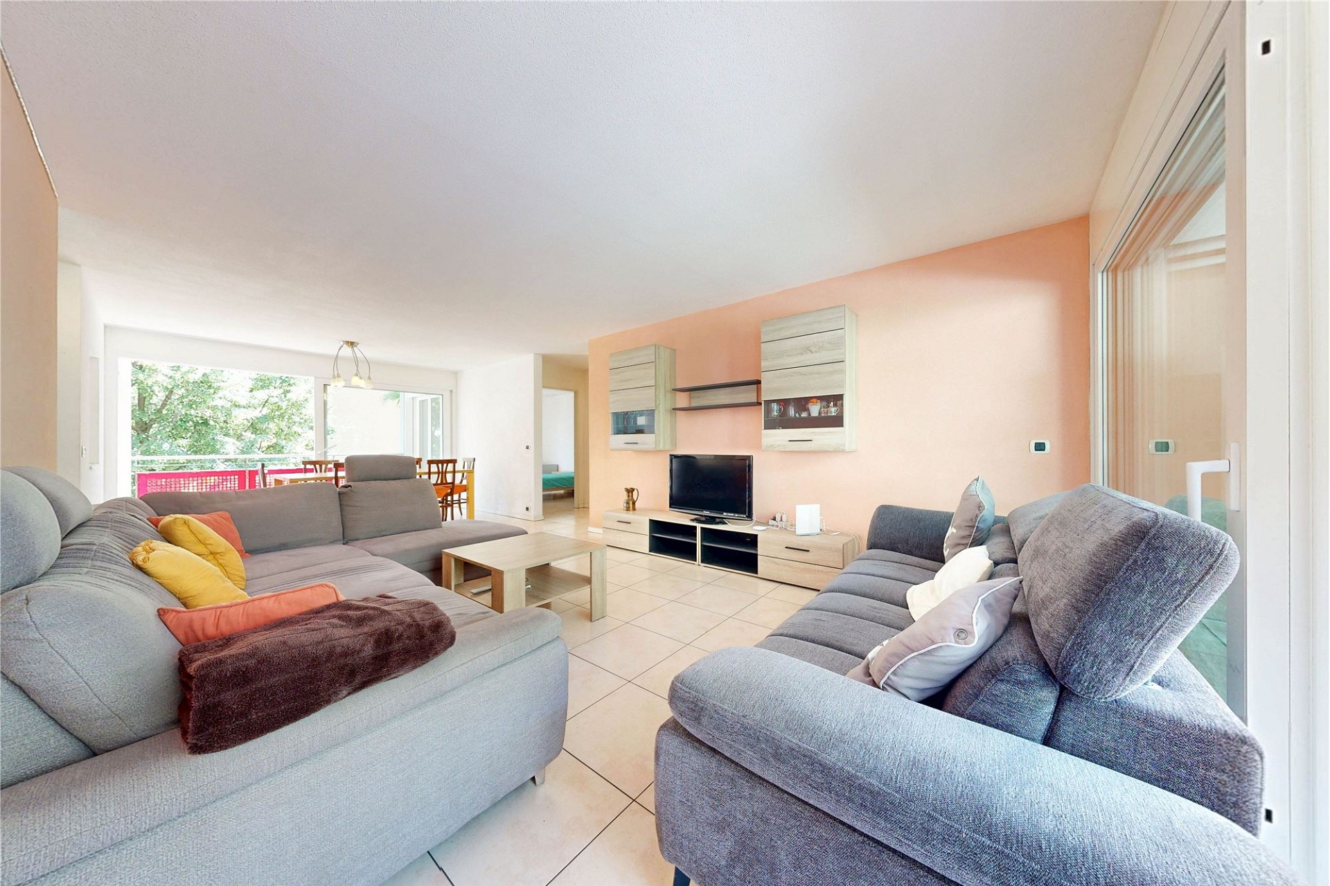 Helles Wohnzimmer mit Balkonblick