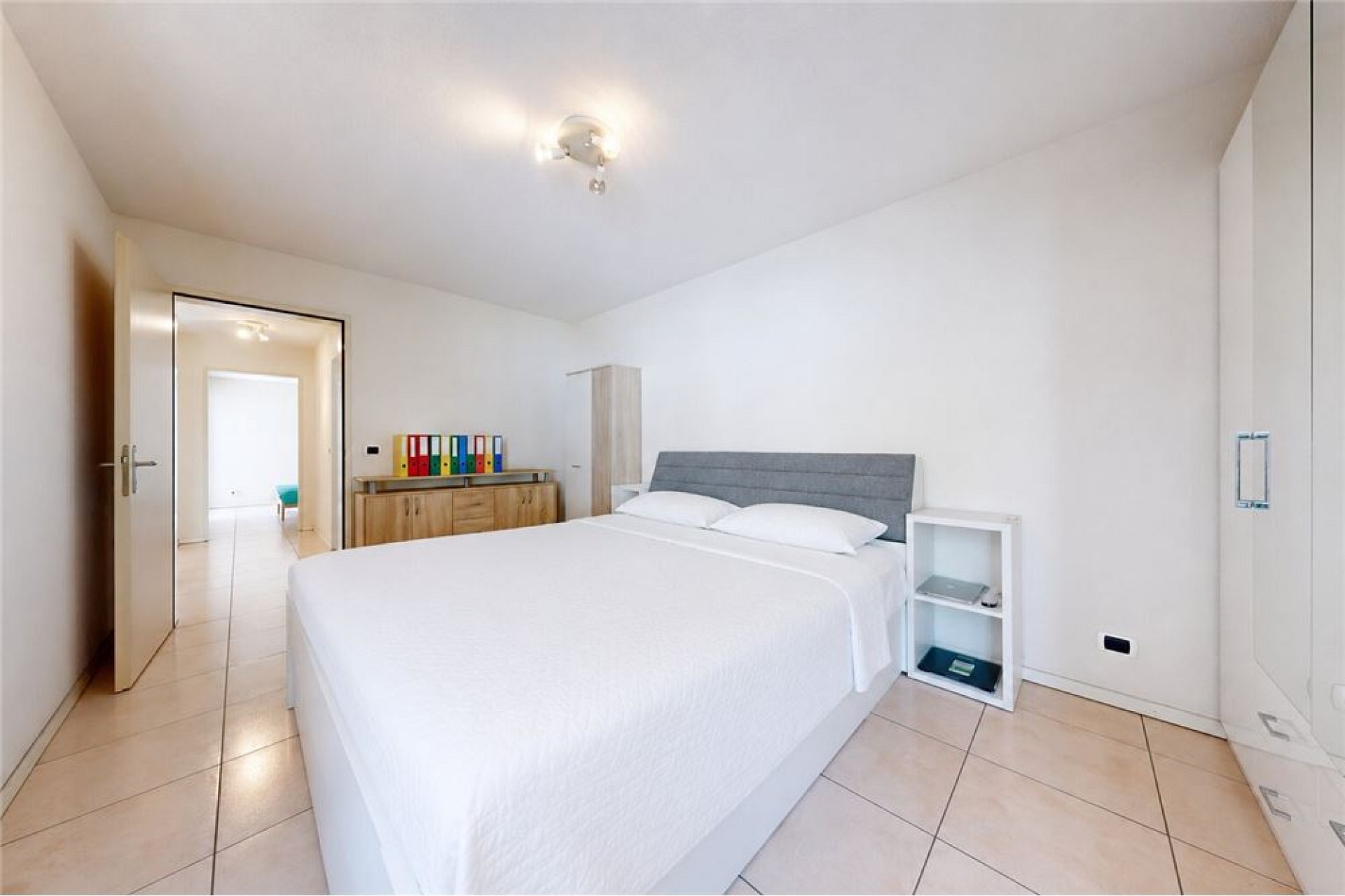 Helles Schlafzimmer mit Doppelbett