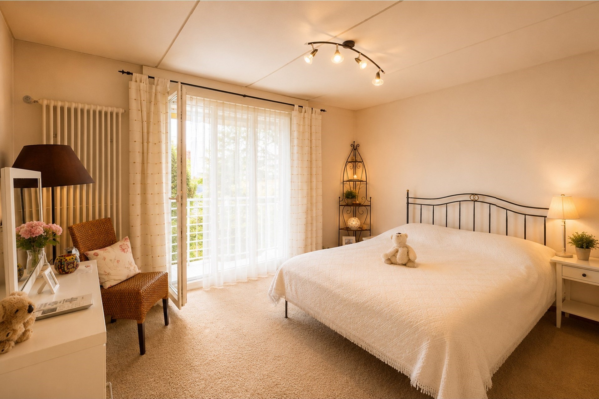 Helles Schlafzimmer mit Balkonzugang