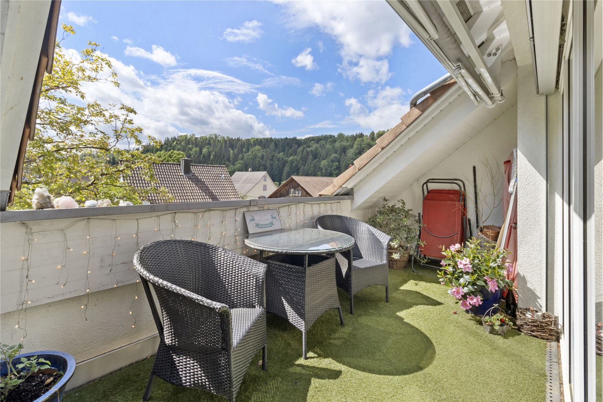 Gemütlicher Balkon mit Sitzgruppe und Fernblick