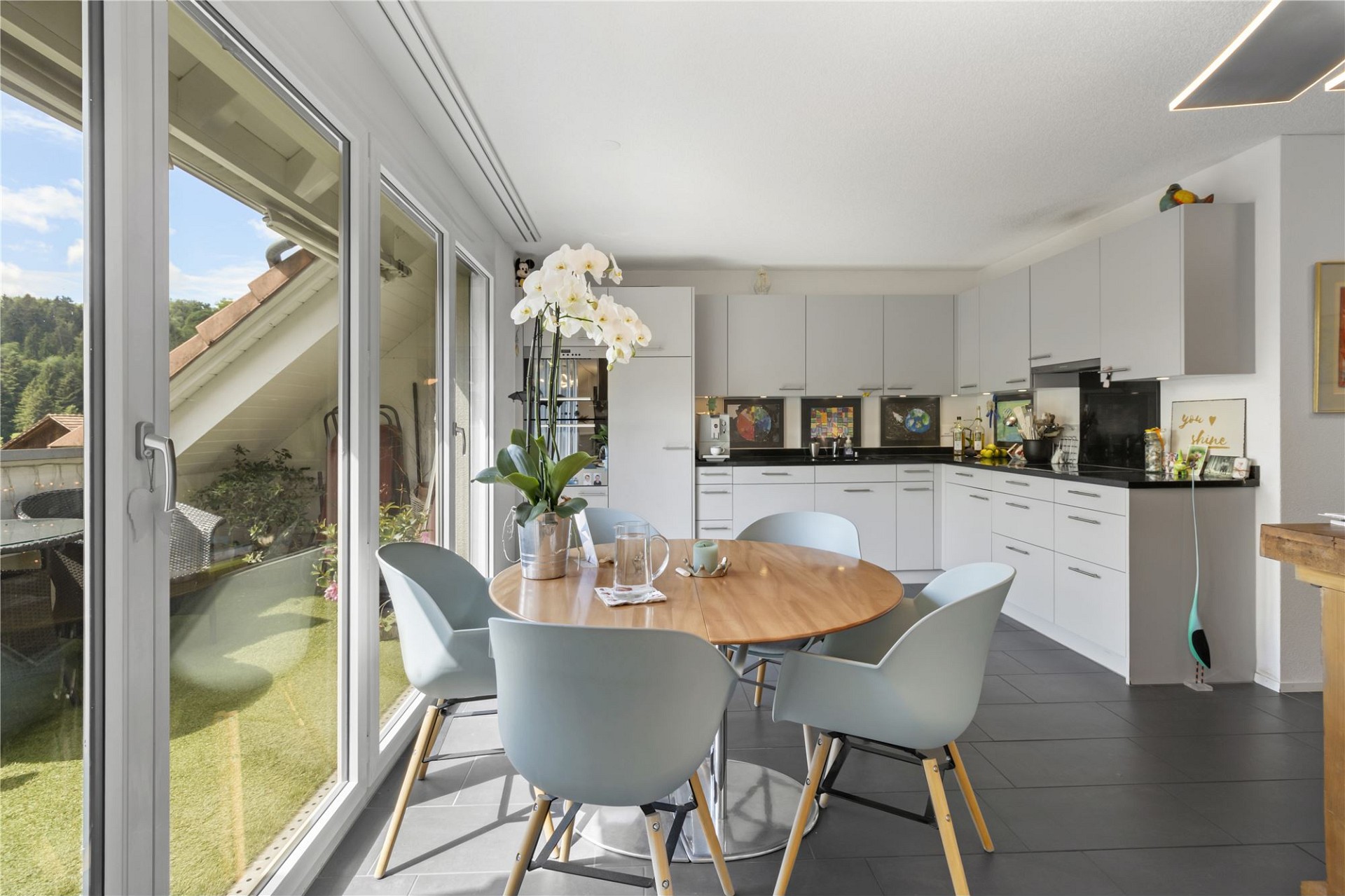 Helle Essküche mit Terrasse und Gartenausblick