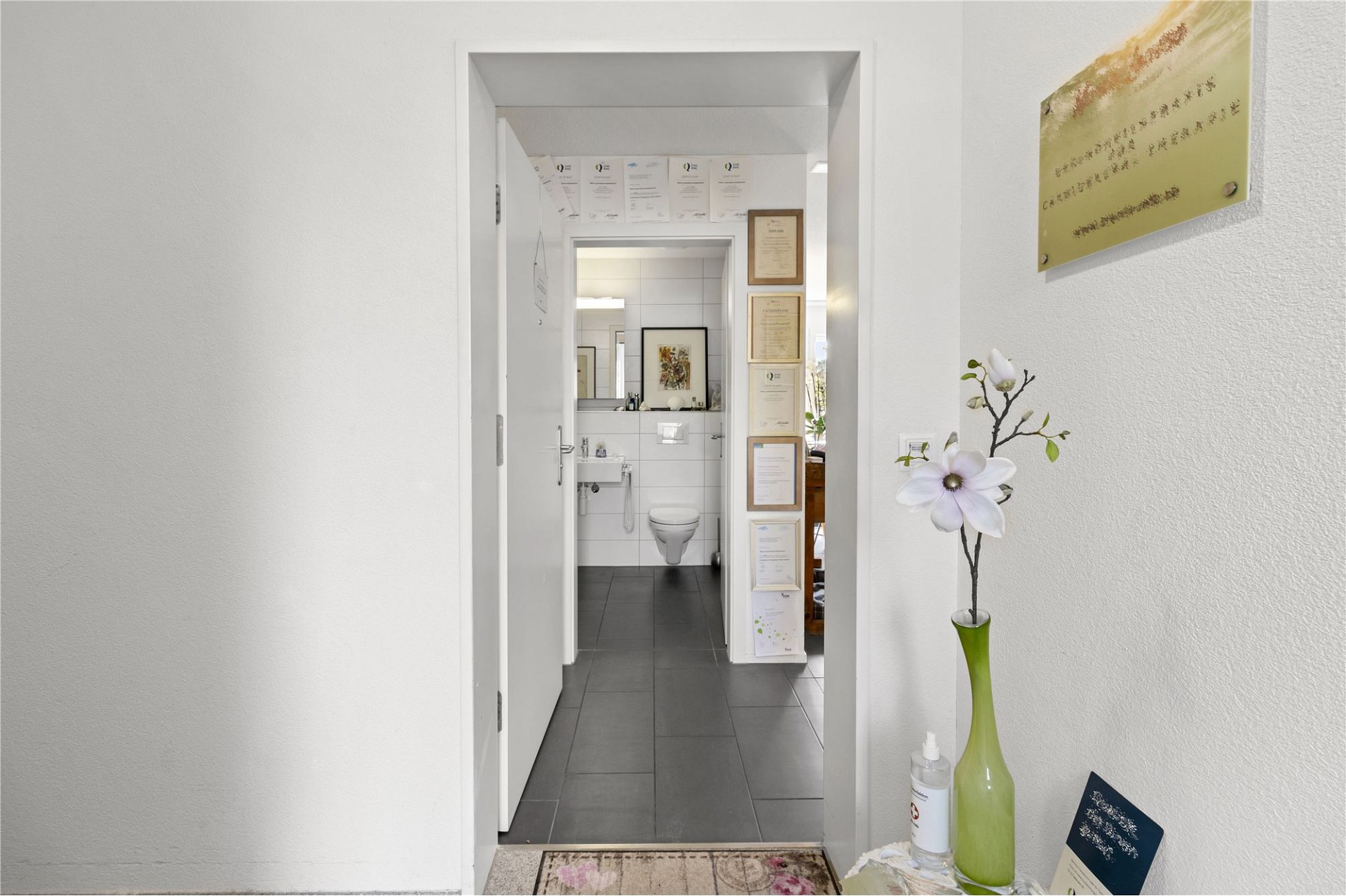 Heller Flur mit Blick in ein kleines Bad/WC
