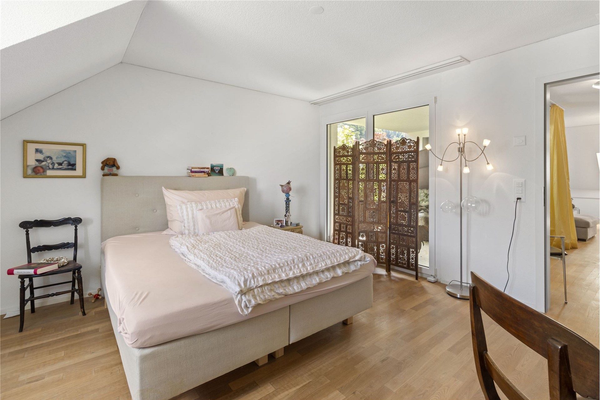 Helles Schlafzimmer mit Dachschräge