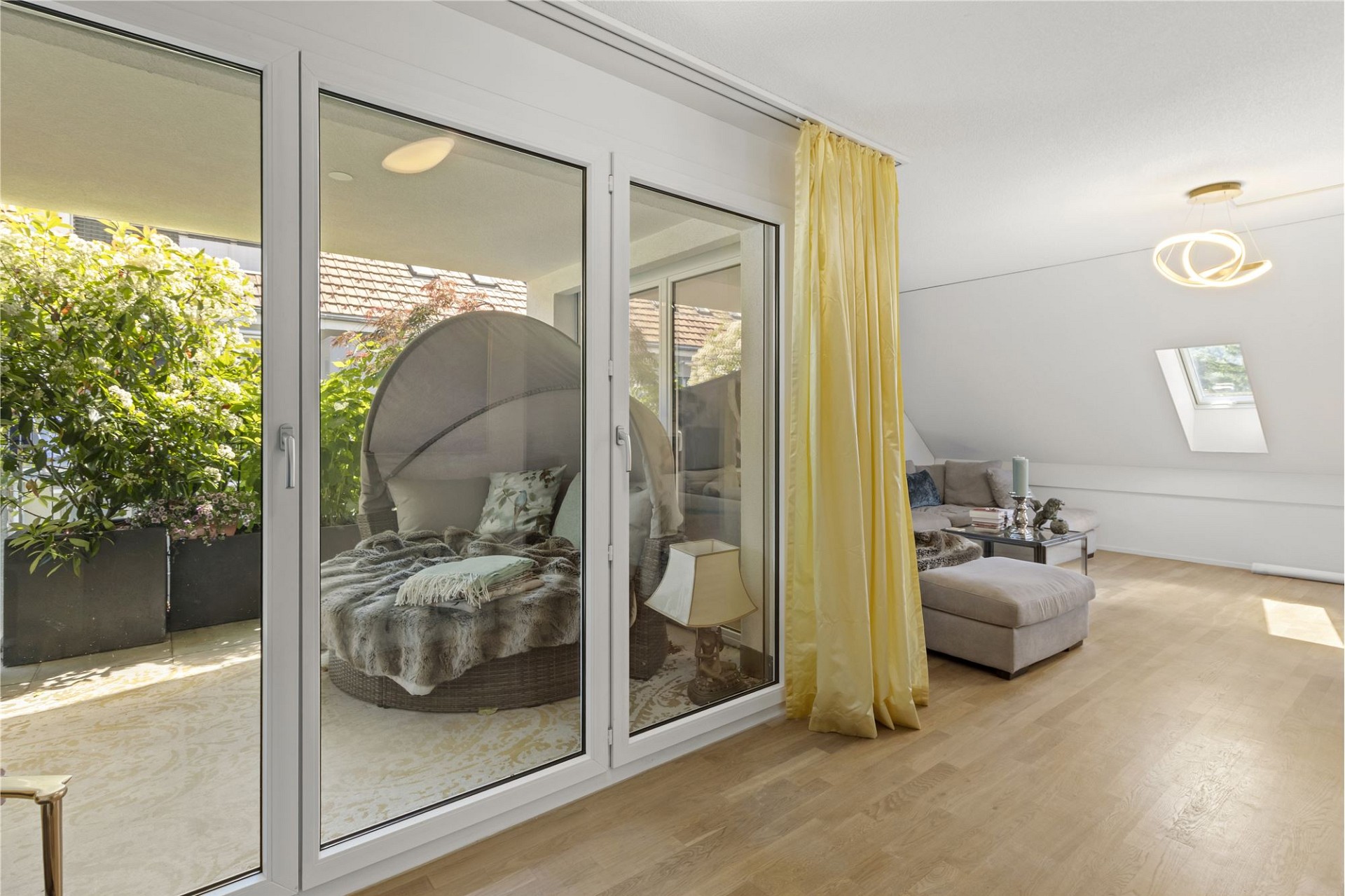 Heller Wohnraum mit Zugang zu Balkon/Loggia