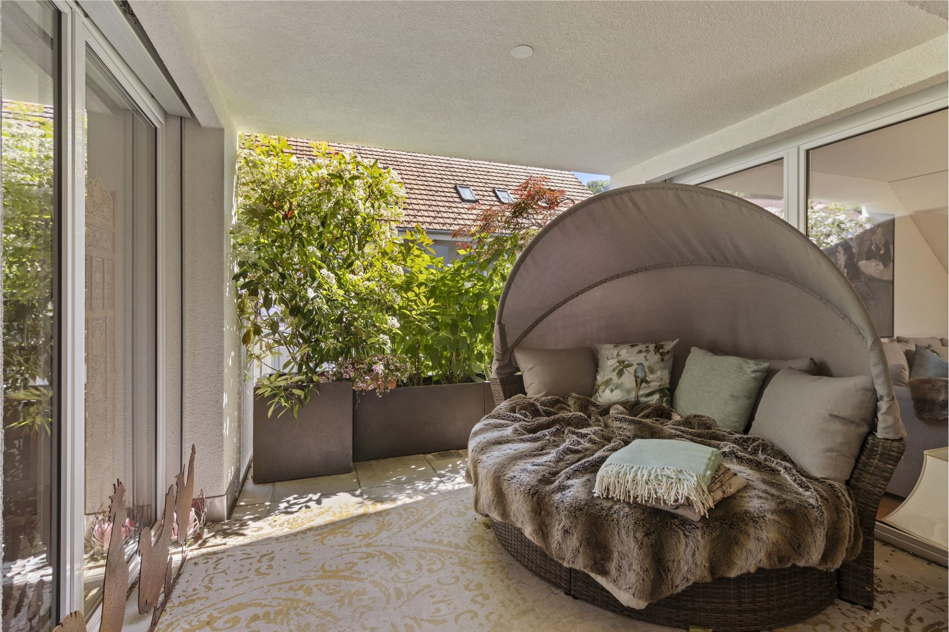 Überdachter Balkon mit Daybed