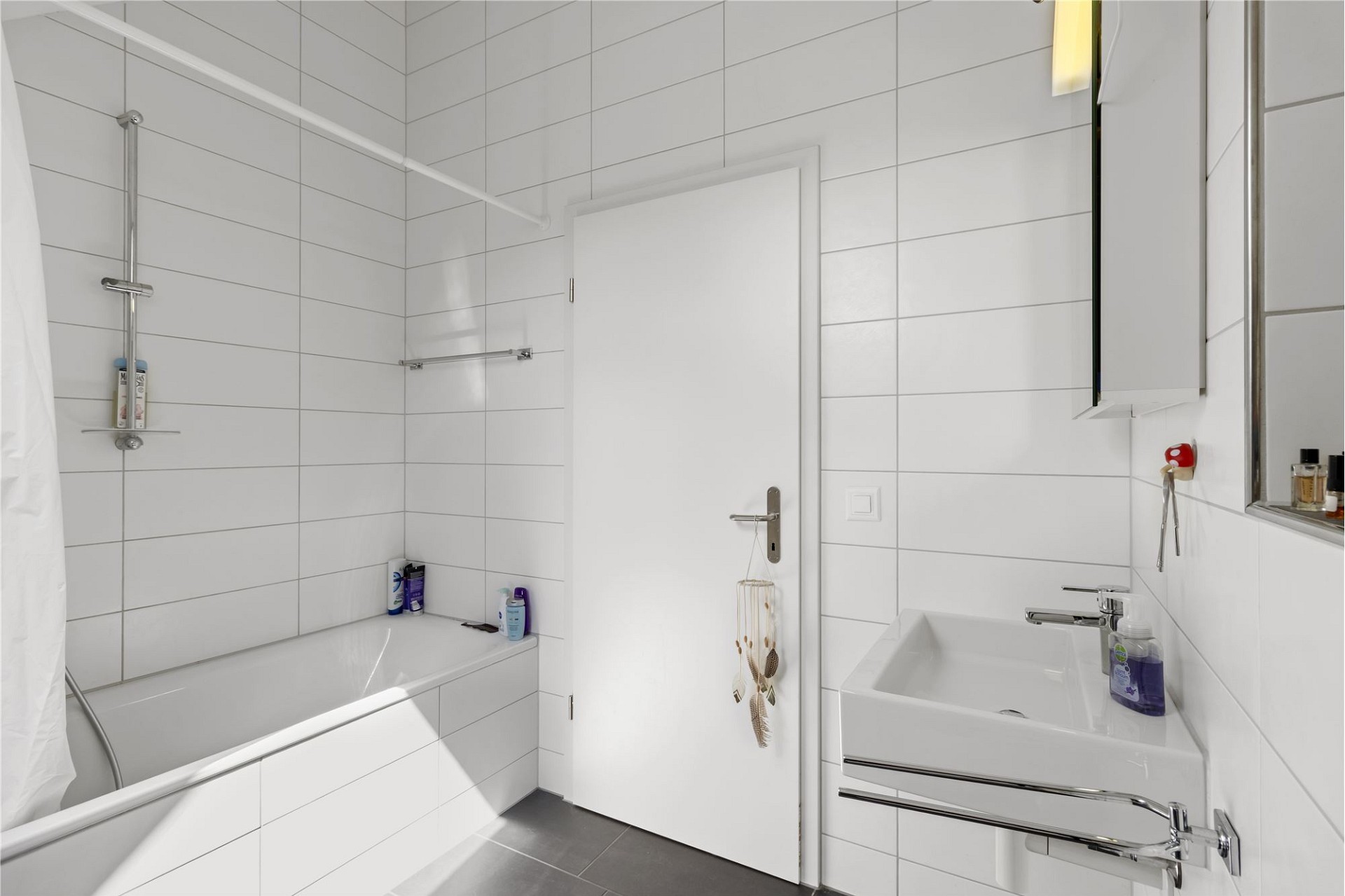 Modernes Bad mit Badewanne und Waschtisch