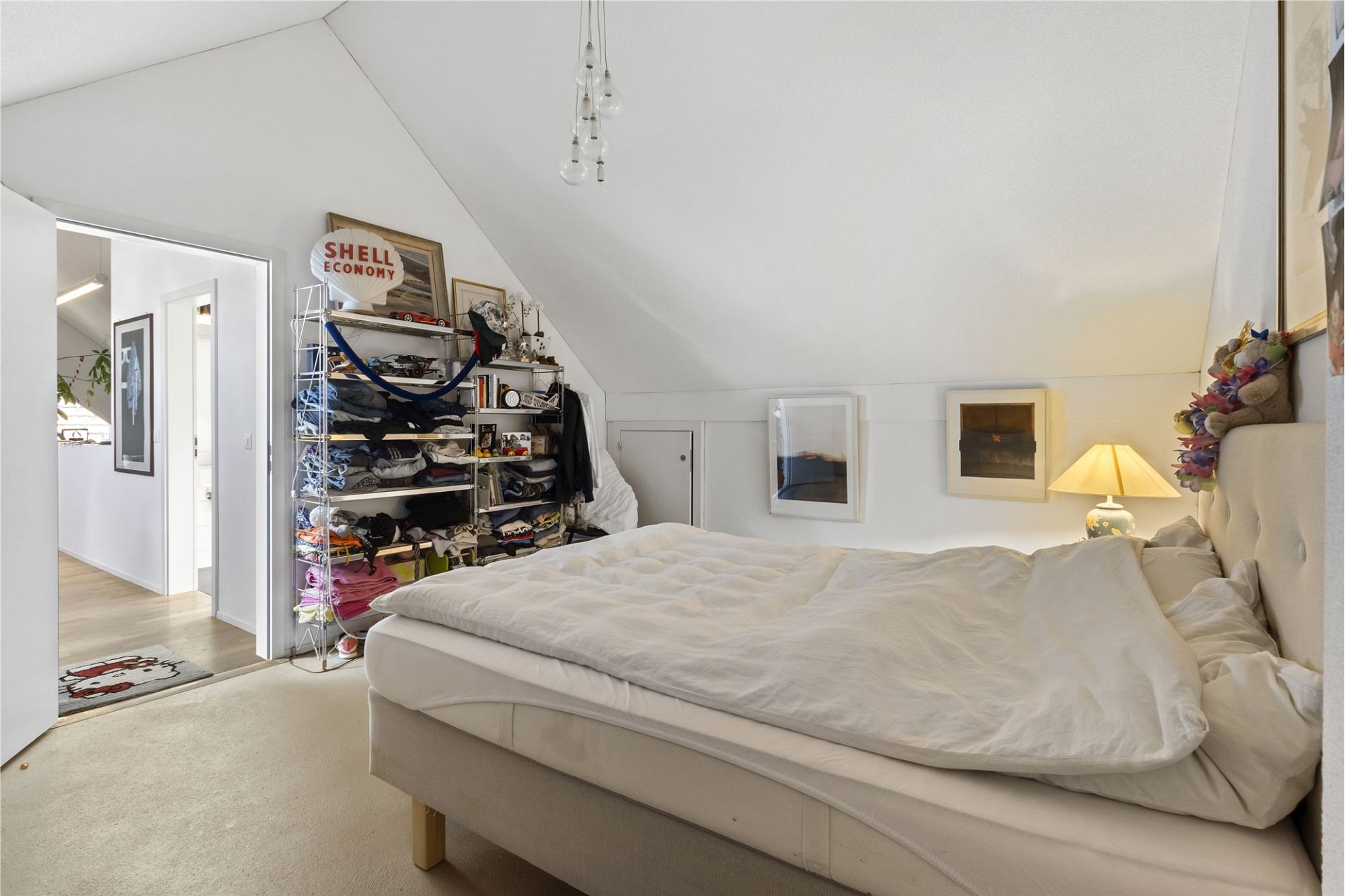Dachgeschoss-Schlafzimmer mit offener Tür