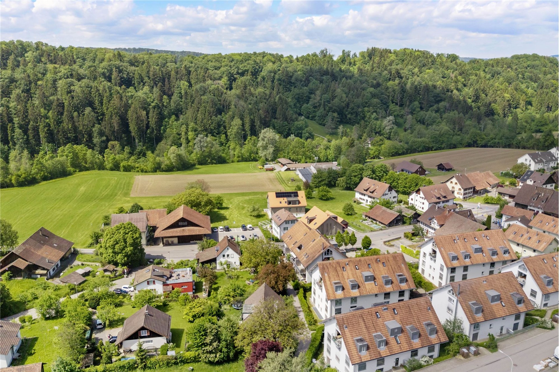 Luftaufnahme eines ländlichen Dorfes