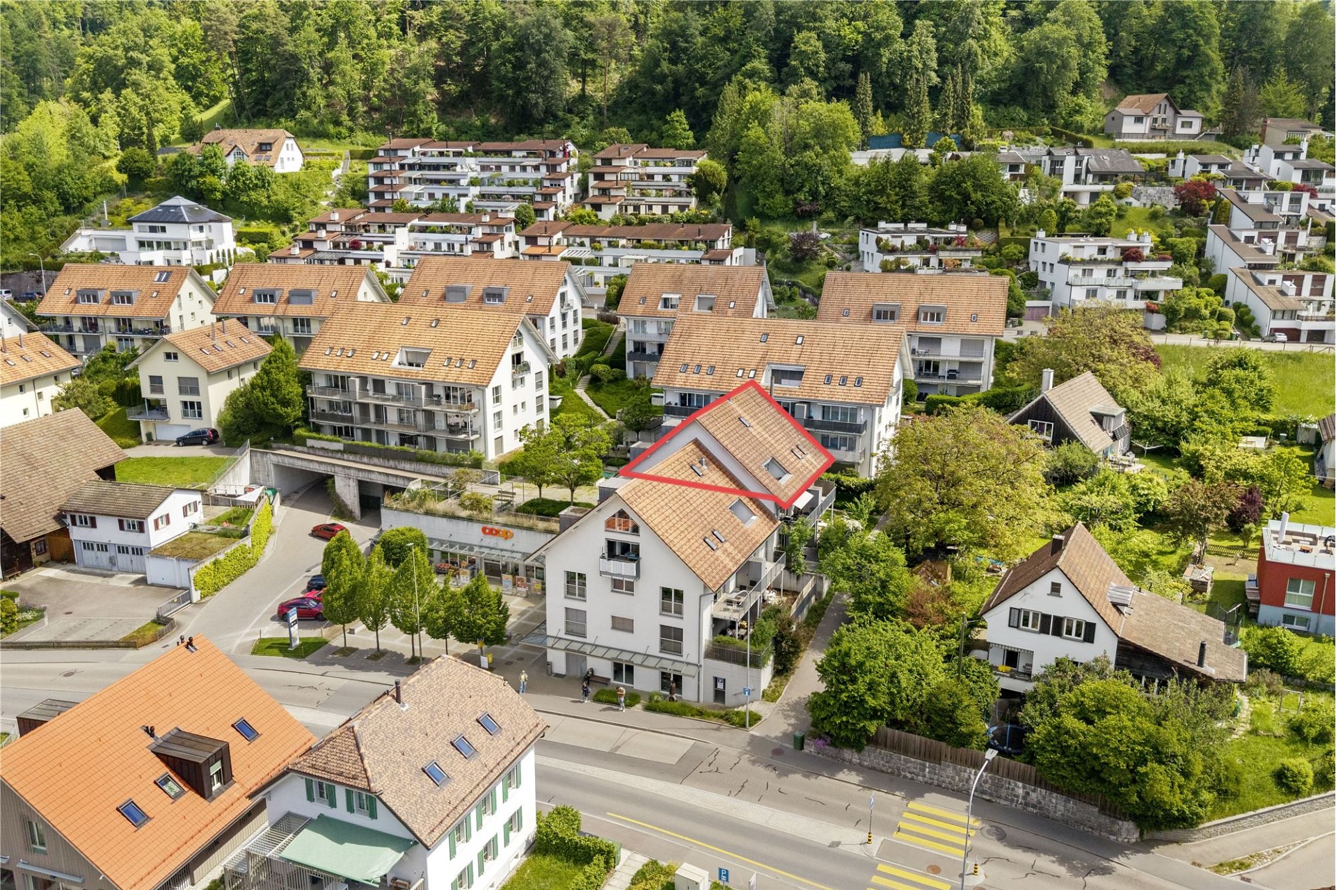 Luftaufnahme eines Wohnquartiers mit markiertem Dach