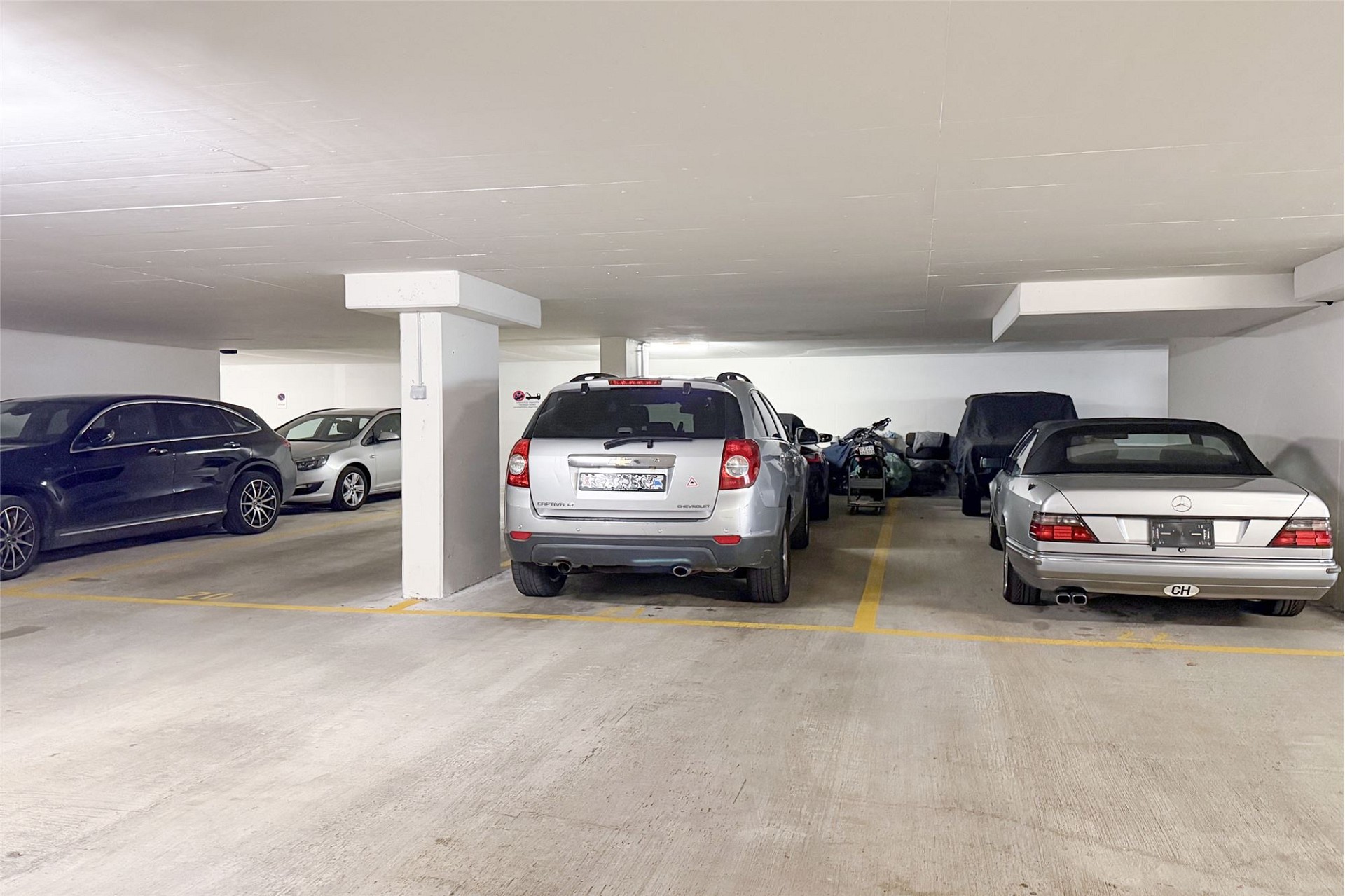 Tiefgarage mit geparkten Fahrzeugen