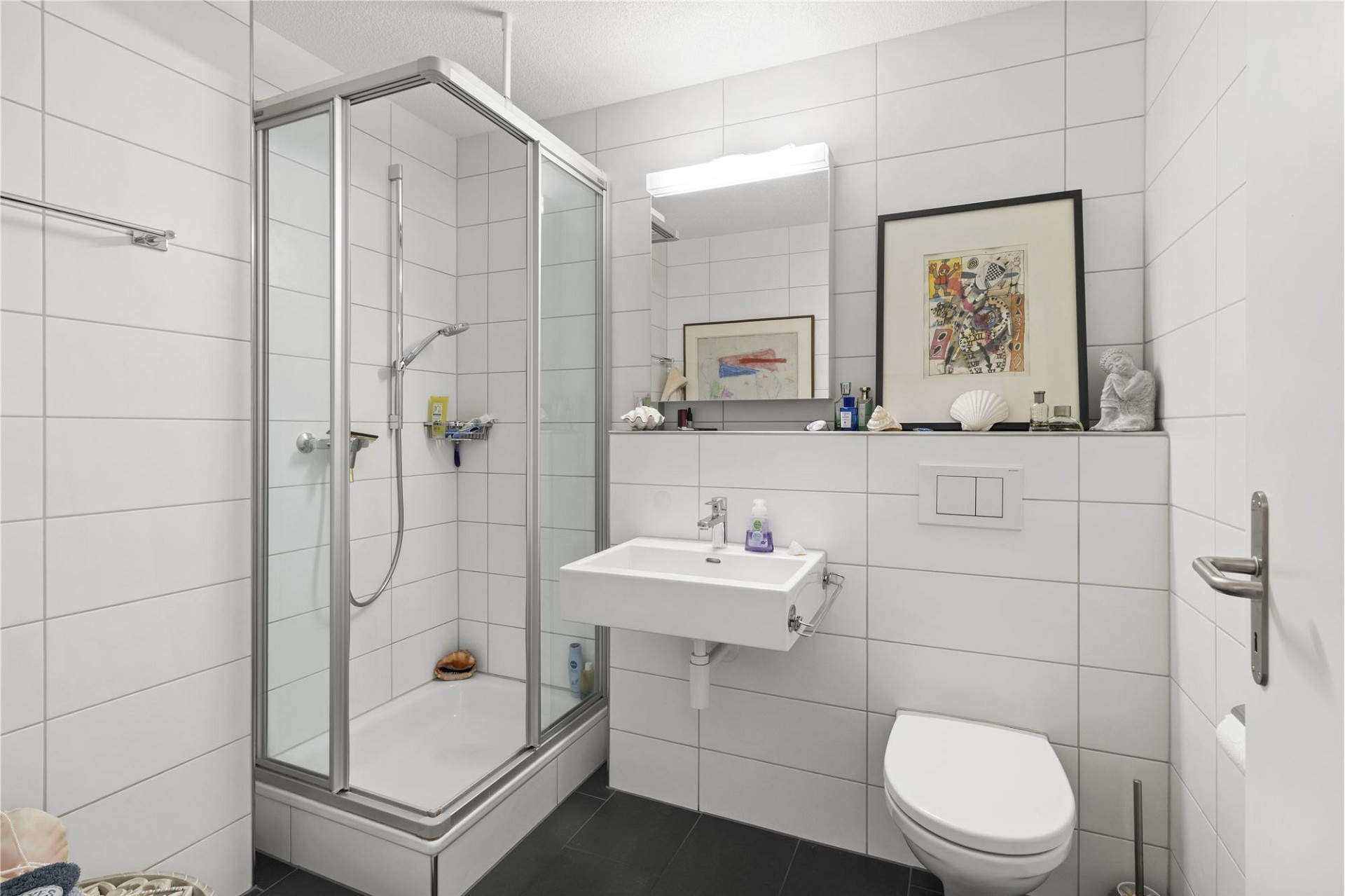 Modernes Badezimmer mit Dusche und WC