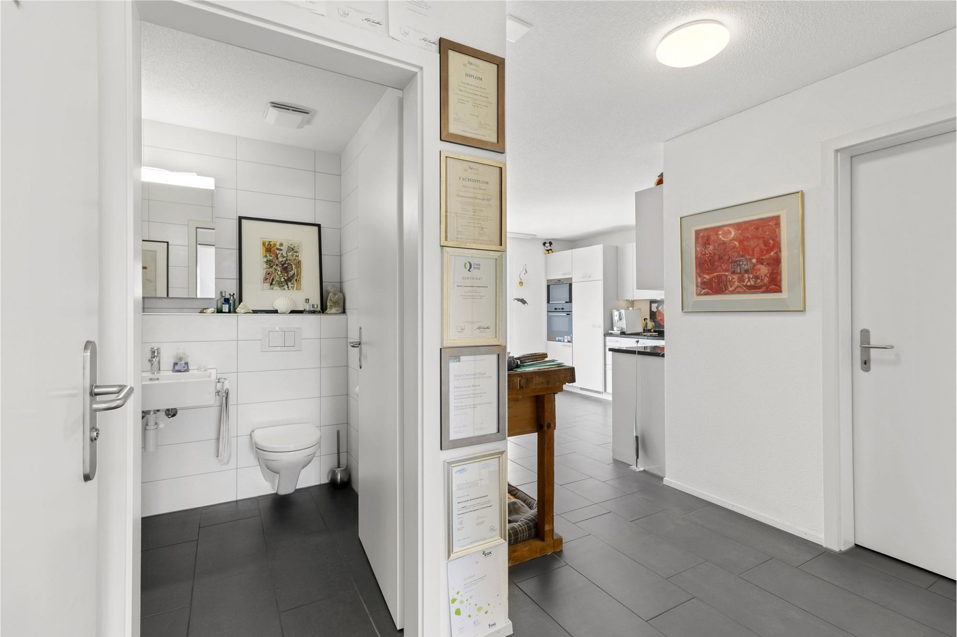 Helles Apartment mit Gäste-WC und angrenzendem Flur