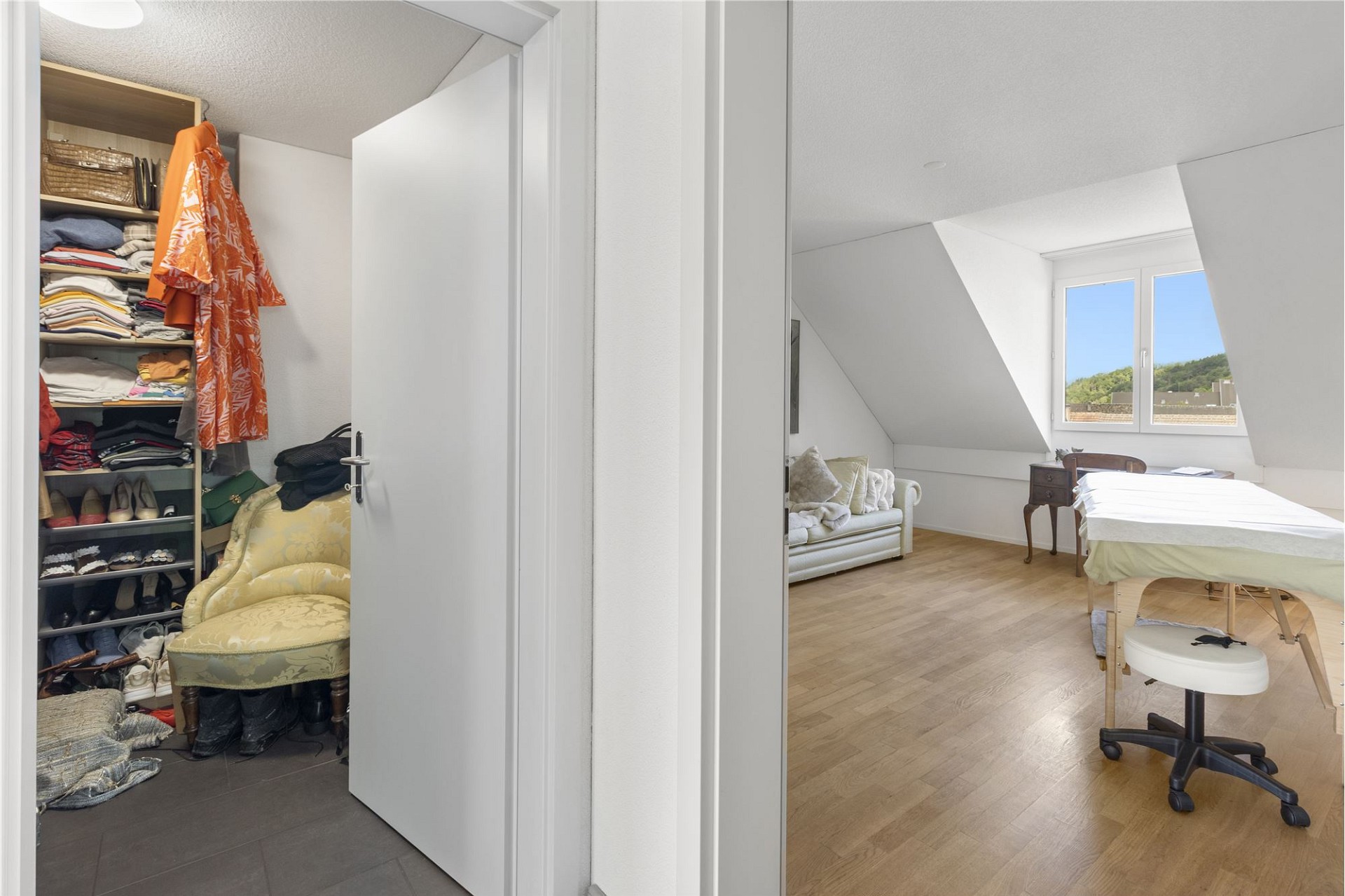Ankleidezimmer mit angrenzendem Dachraum
