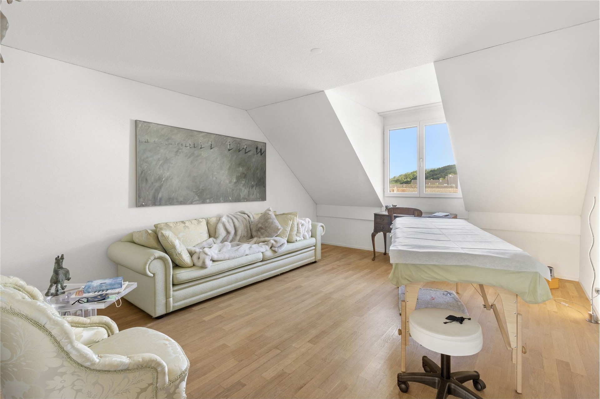 Helles Dachgeschosszimmer mit Liege und Sofa