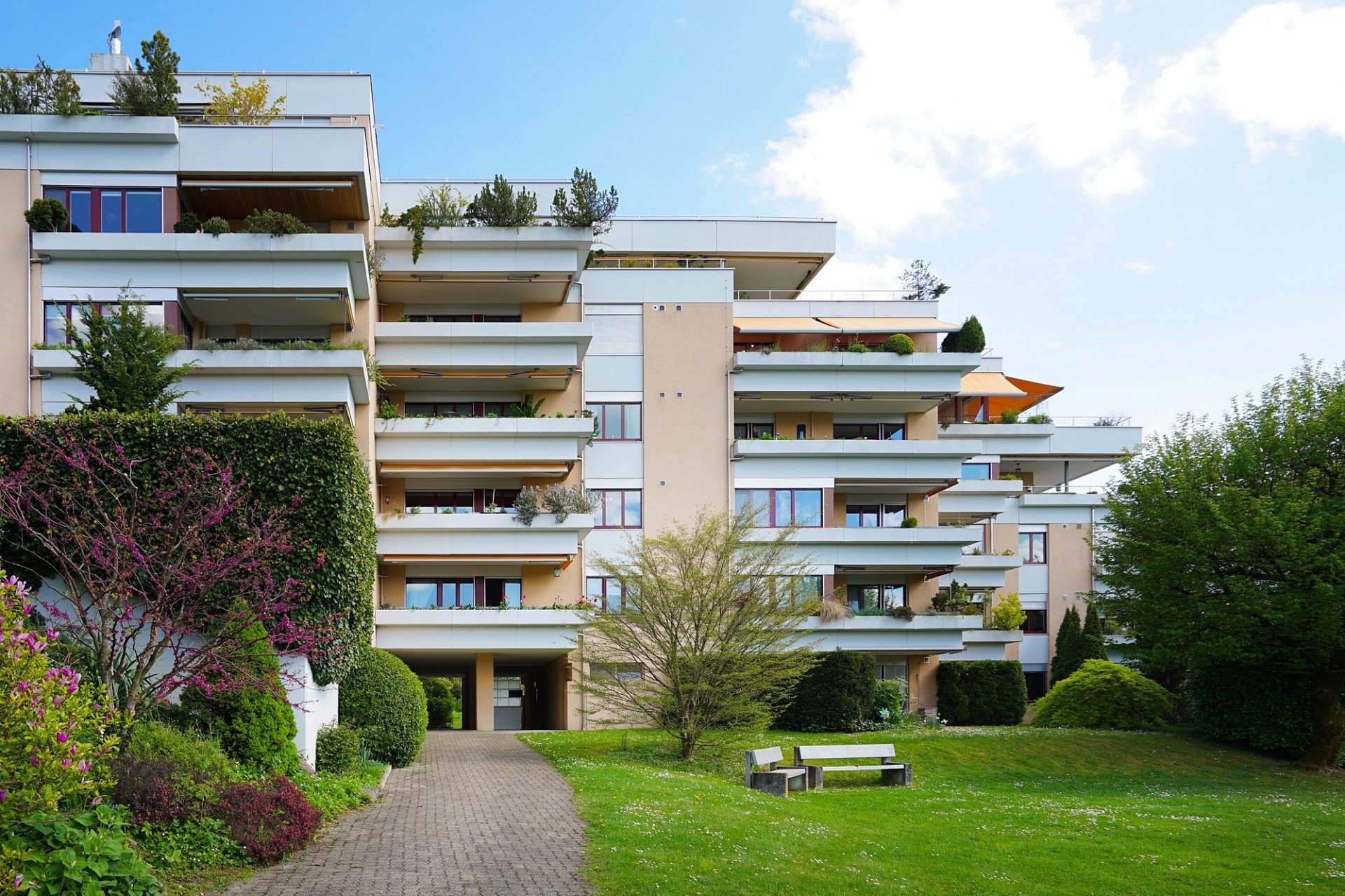 Moderne Wohnanlage mit großzügigen Balkonen