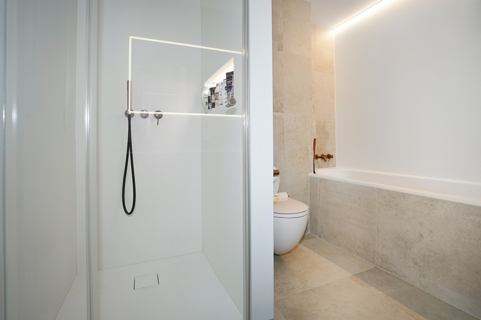 Modernes Badezimmer mit Dusche und Badewanne