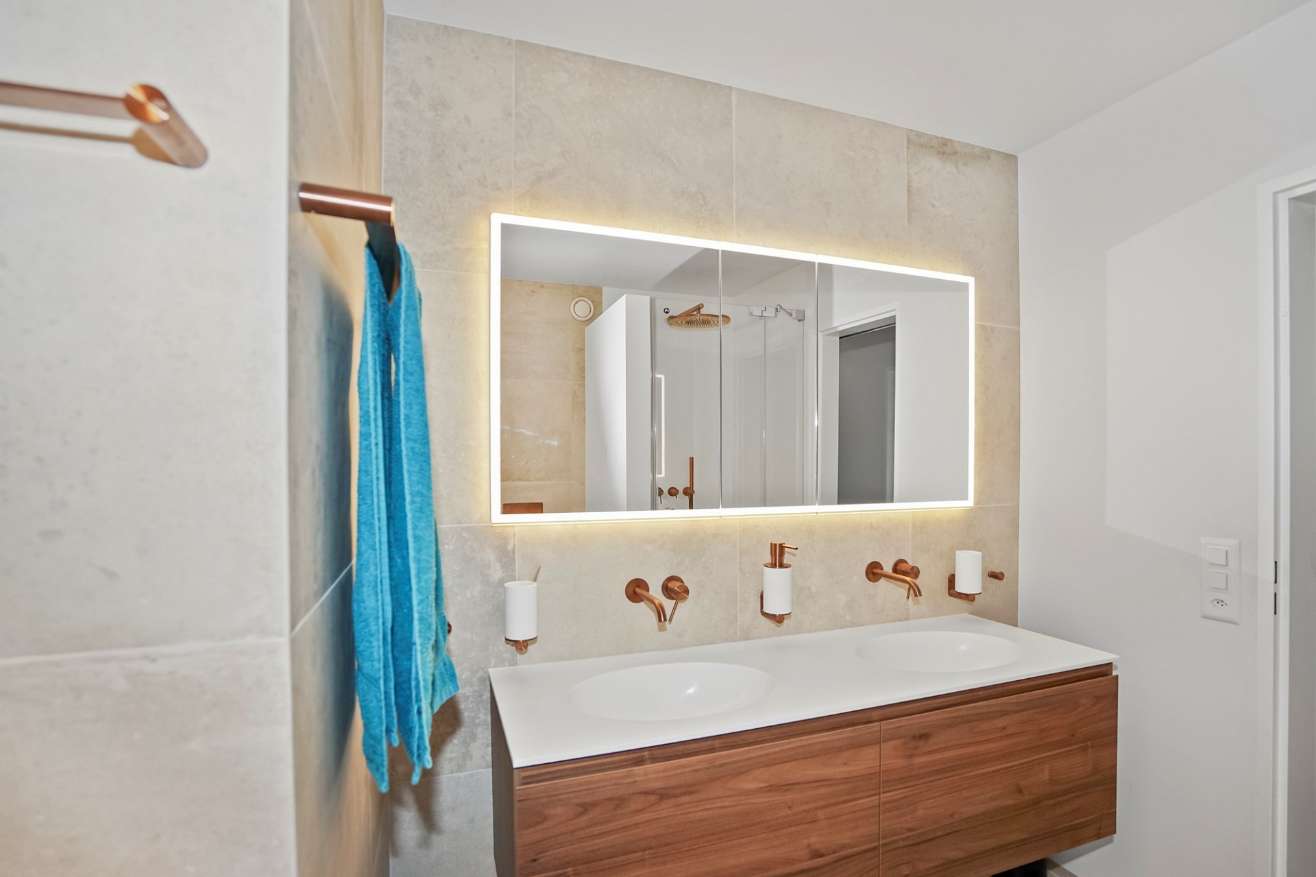 Modernes Badezimmer mit beleuchtetem Doppelwaschtisch