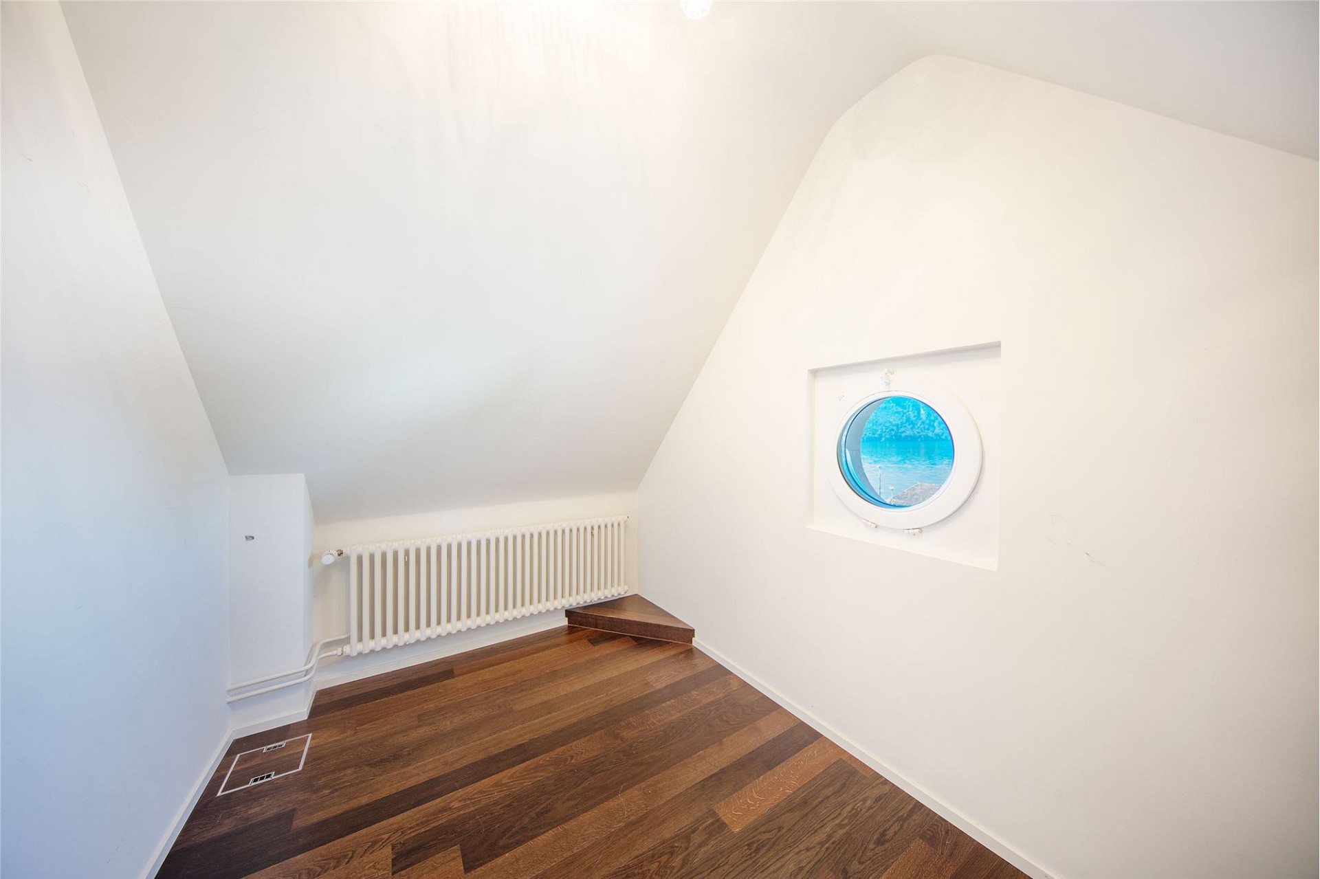 Dachgeschossraum mit rundem Fenster