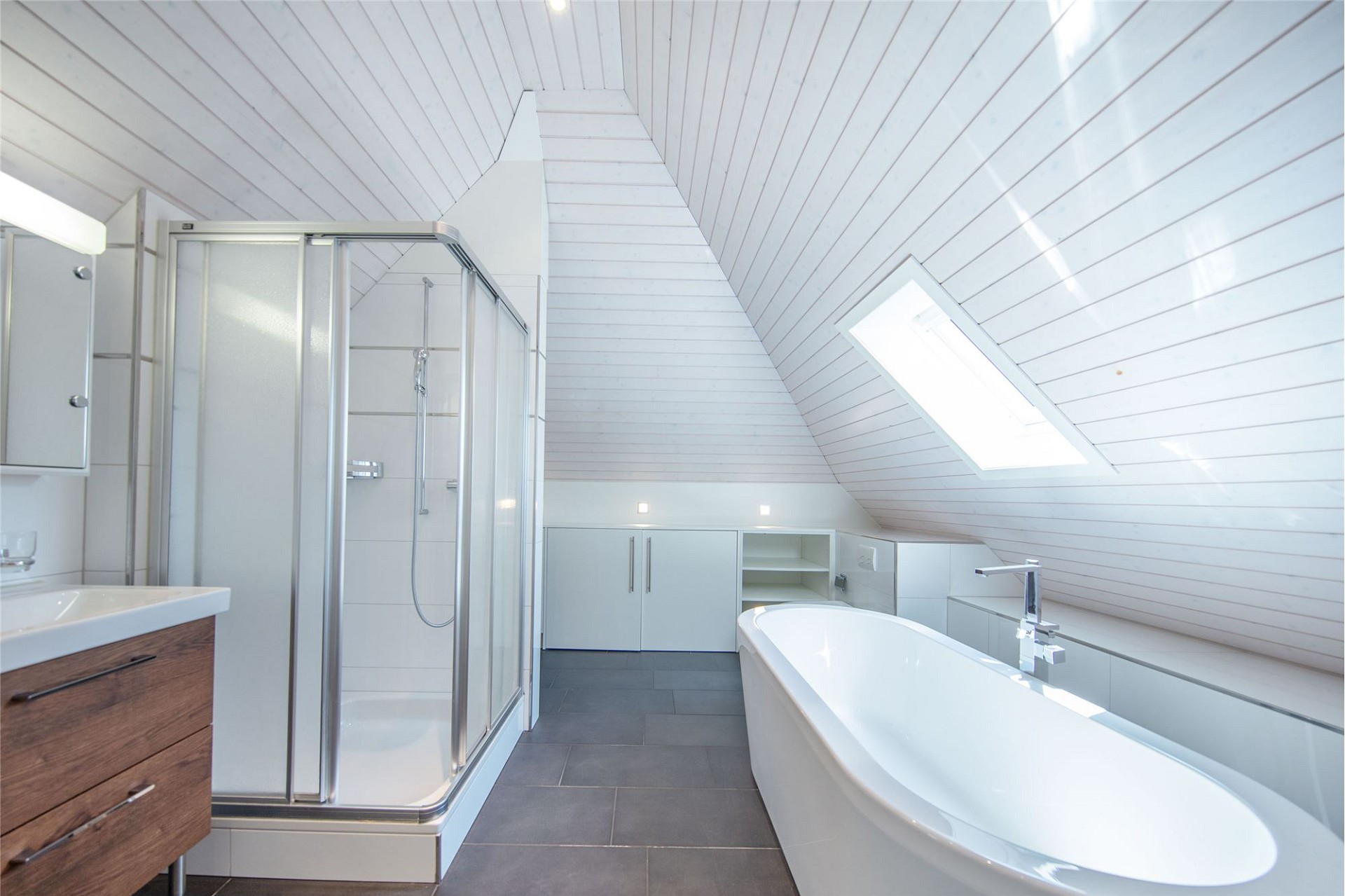 Modernes Dachgeschossbad mit Badewanne und Dusche