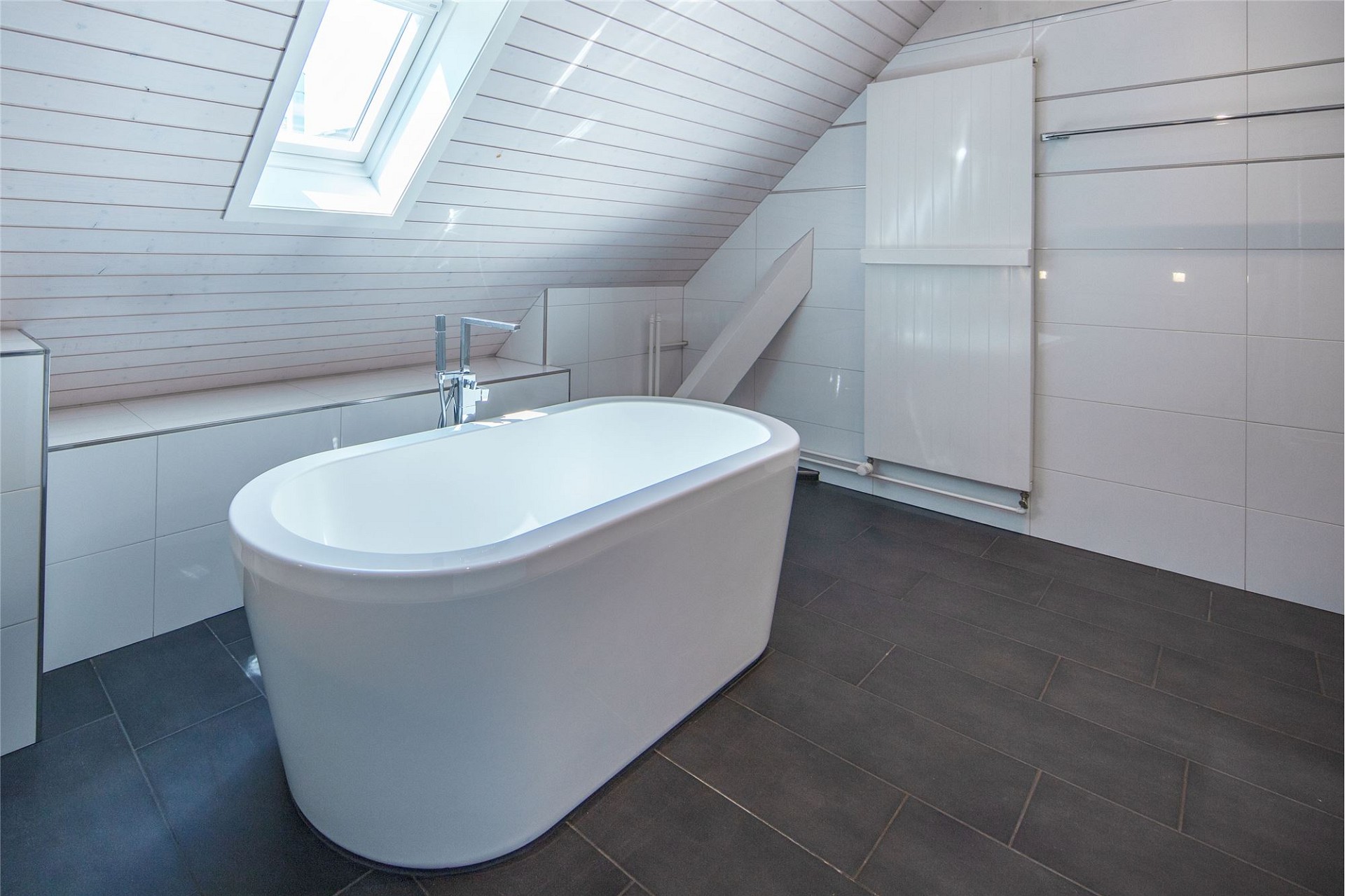 Modernes Dachgeschoss-Badezimmer mit freistehender Wanne