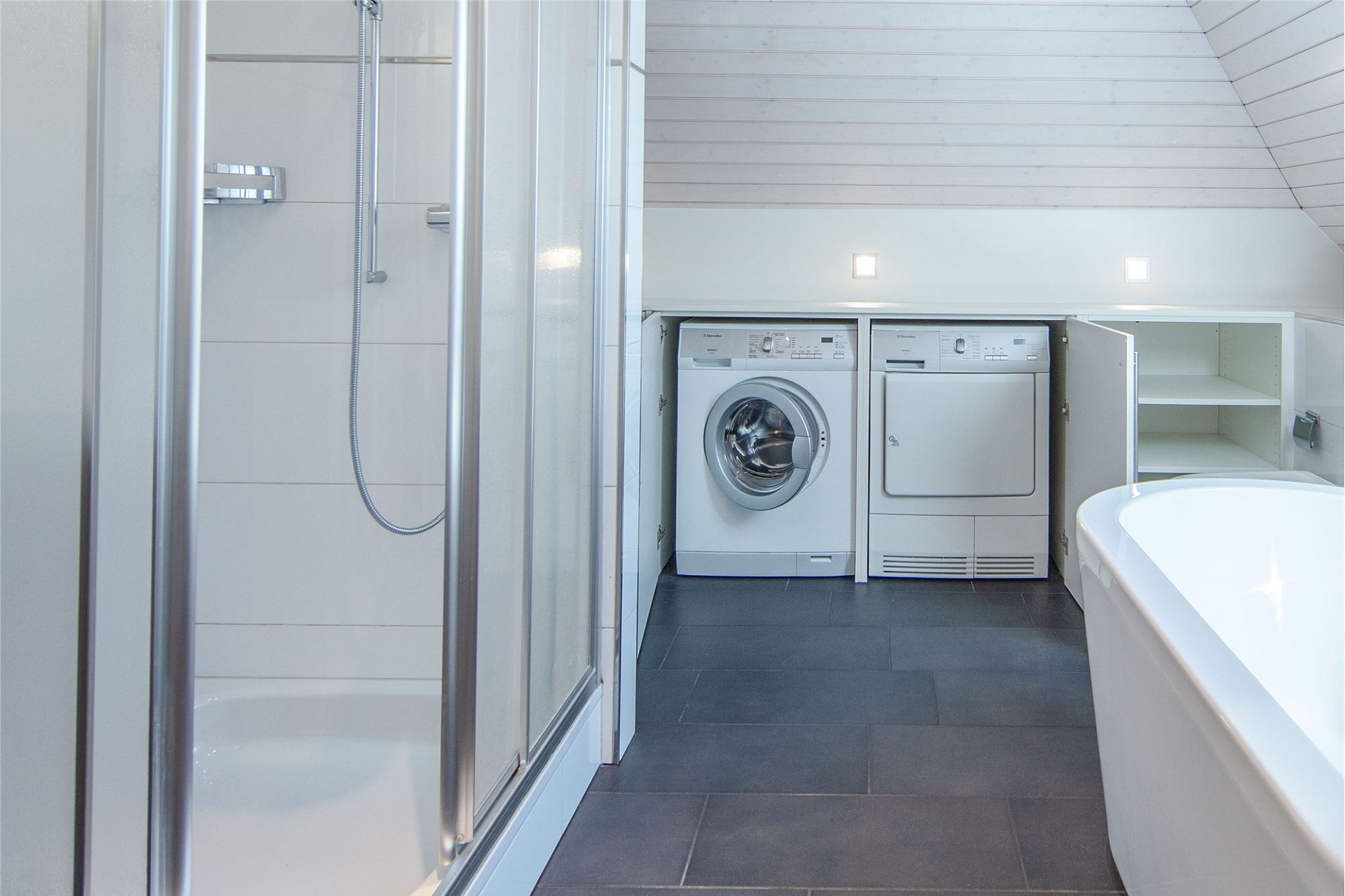 Modernes Badezimmer mit Dusche, Badewanne und Waschmaschine