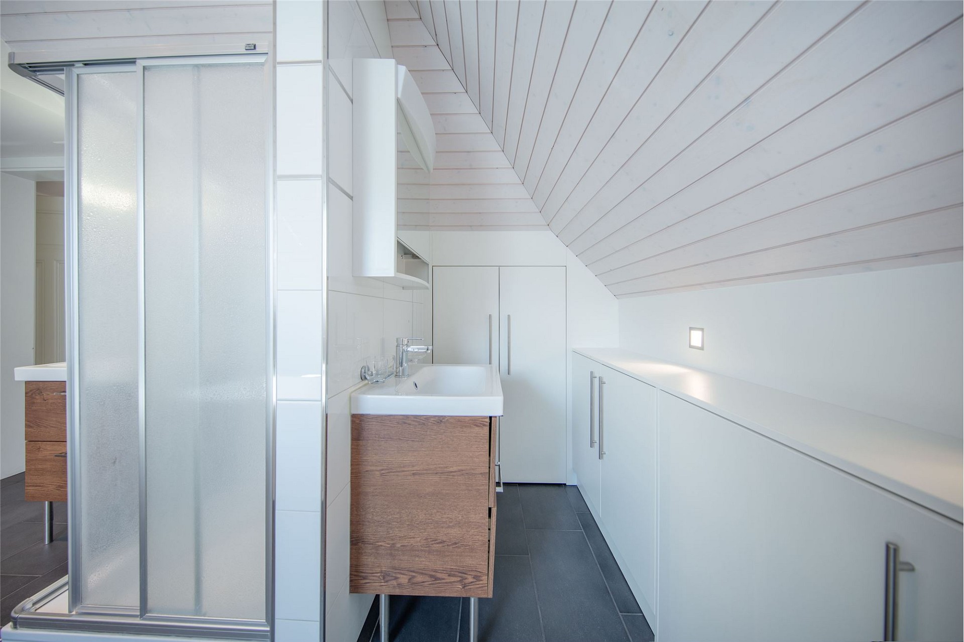 Modernes Dachbad mit Dusche und Stauraum