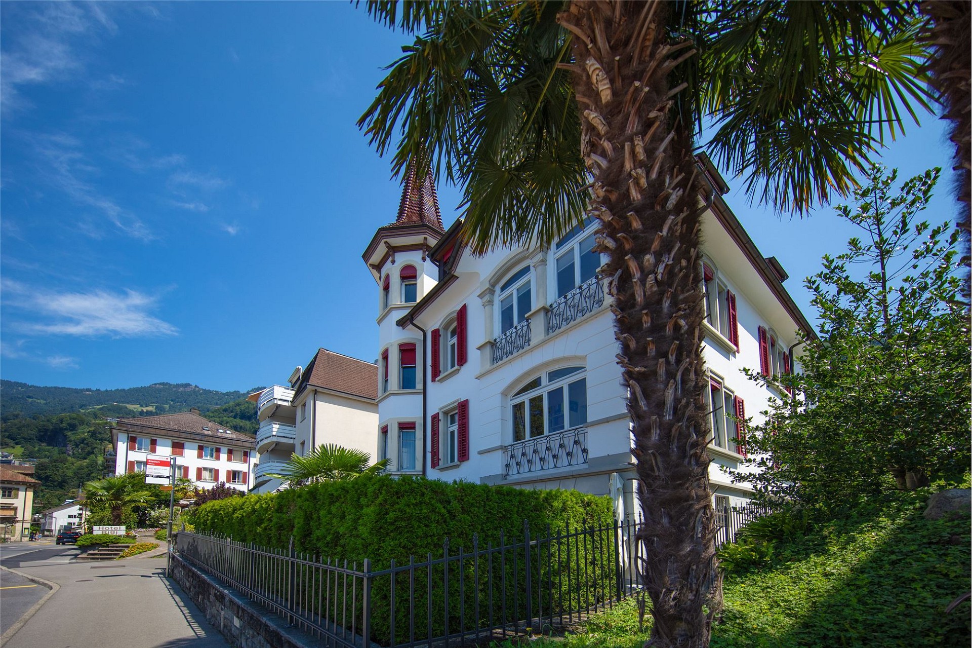 Historisches Mehrfamilienhaus mit Turm