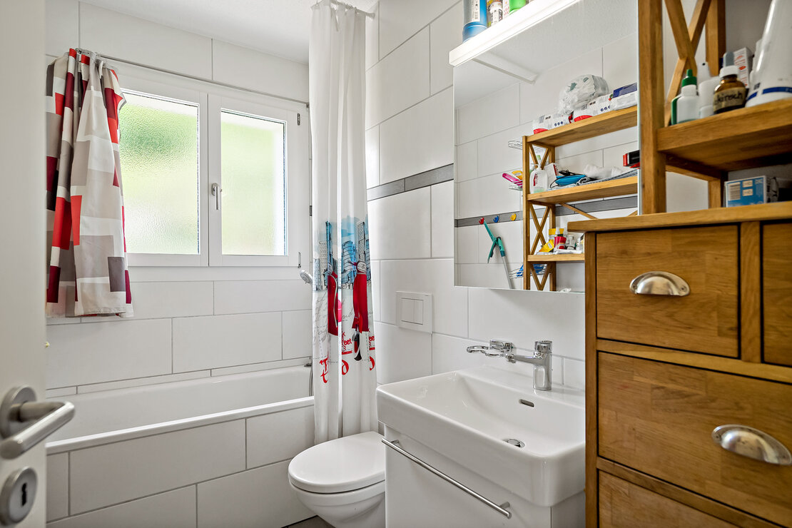 Badezimmer mit Badewanne und Waschtisch